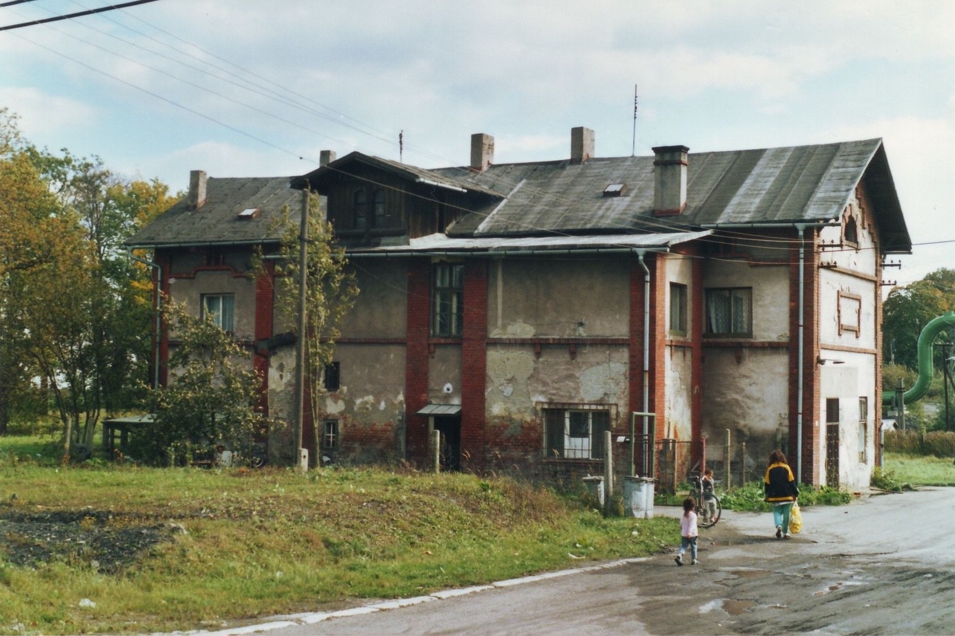 Chátrající budova řeznictví Oczko na Kostelní ulici (čp. 641), stav kolem roku 1998.