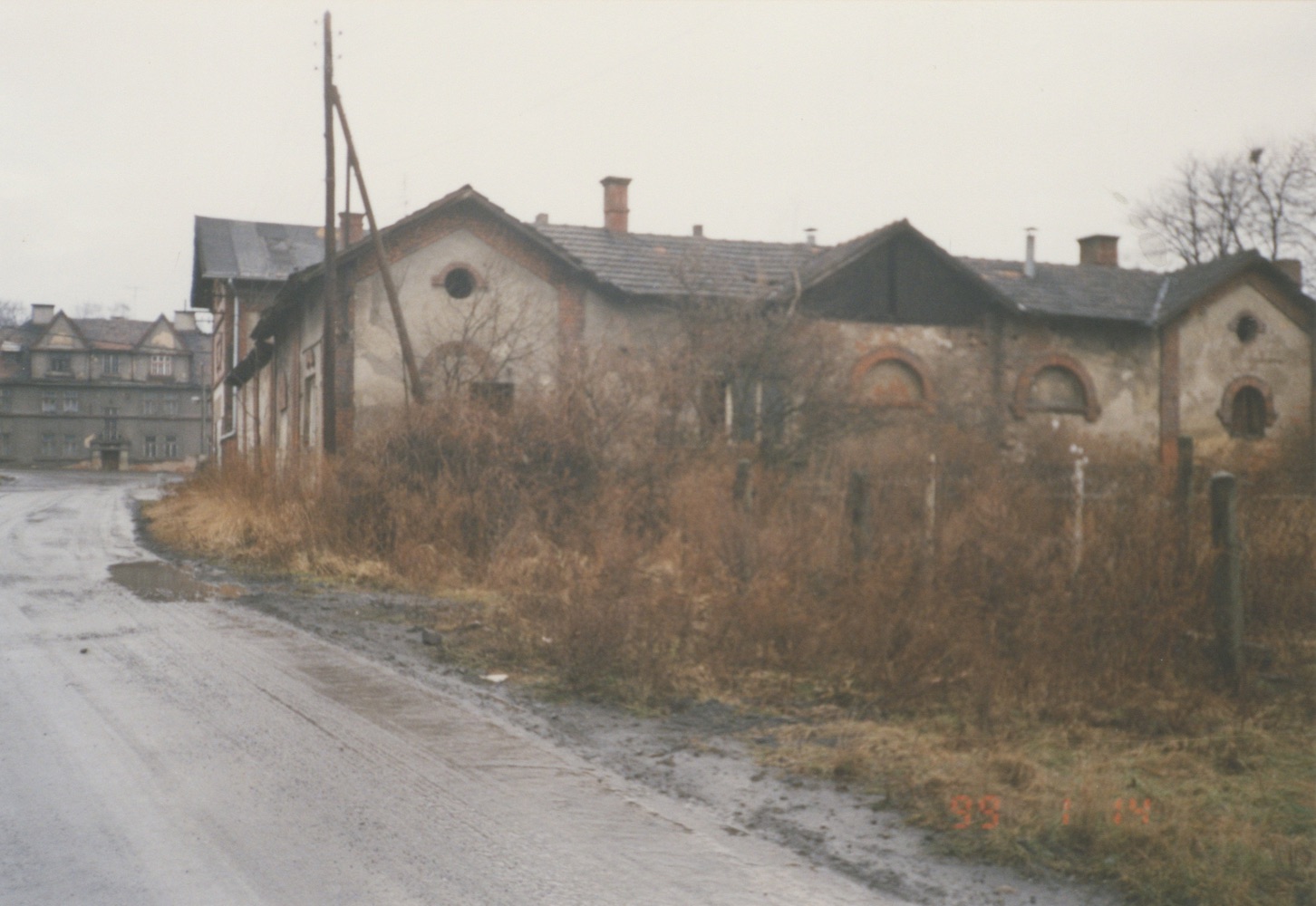 Řeznictví Oczko na Kostelní ulici (čp. 641) na fotografii z roku 1999
