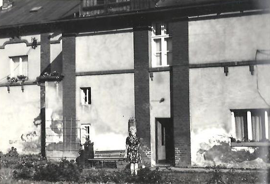 Řeznictví Oczko (čp. 641) na fotografii z roku 1975. Před domem stojí p. Danuše Latochová (roz. Kajzarová), která zde v letech 1946 - 1951 bydlela. (S laskavým souhlasem p. Kristýny Brejníkové, ze soukromé sbírky)