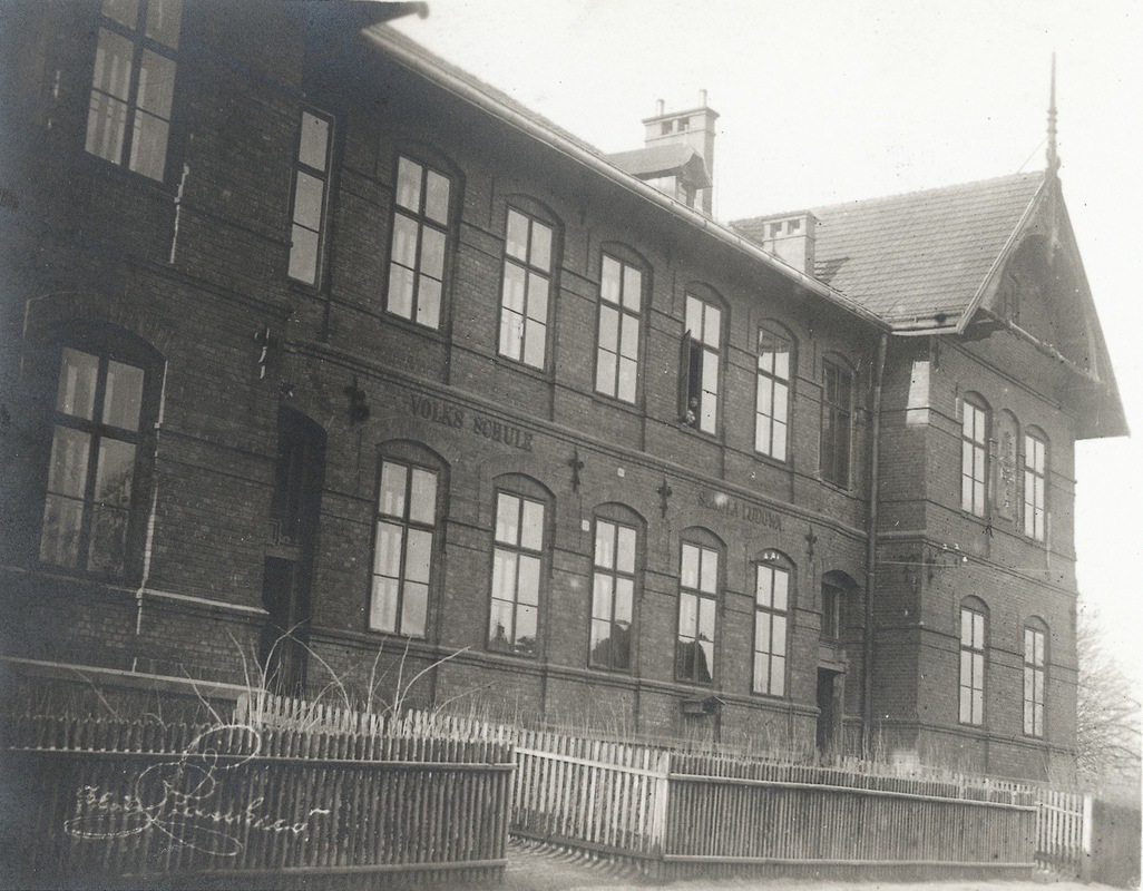V letech 1894–1896 byla vedle Bílé školy postavena tzv. Červená škola. (Fotografie karvinského fotografa Pankráce Stankuše z dvacátých let 20. století, Státní okresní archiv Karviná, 722/1)