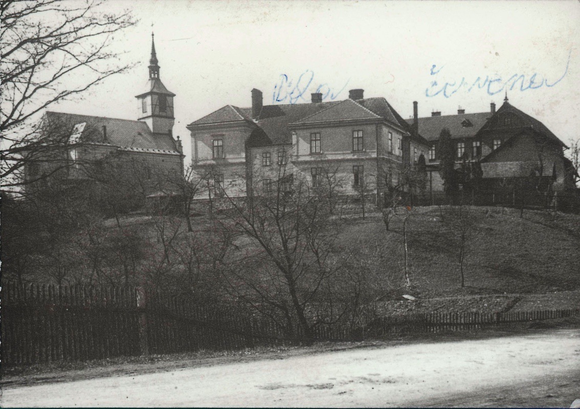 Zleva kostel sv. Petra z Alkantary, farní budova a v pozadí tzv. Červená škola