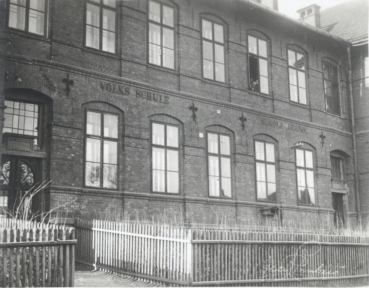 Tzv. Červená škola u kostela sv. Petra z Alkantary (čp. 645)