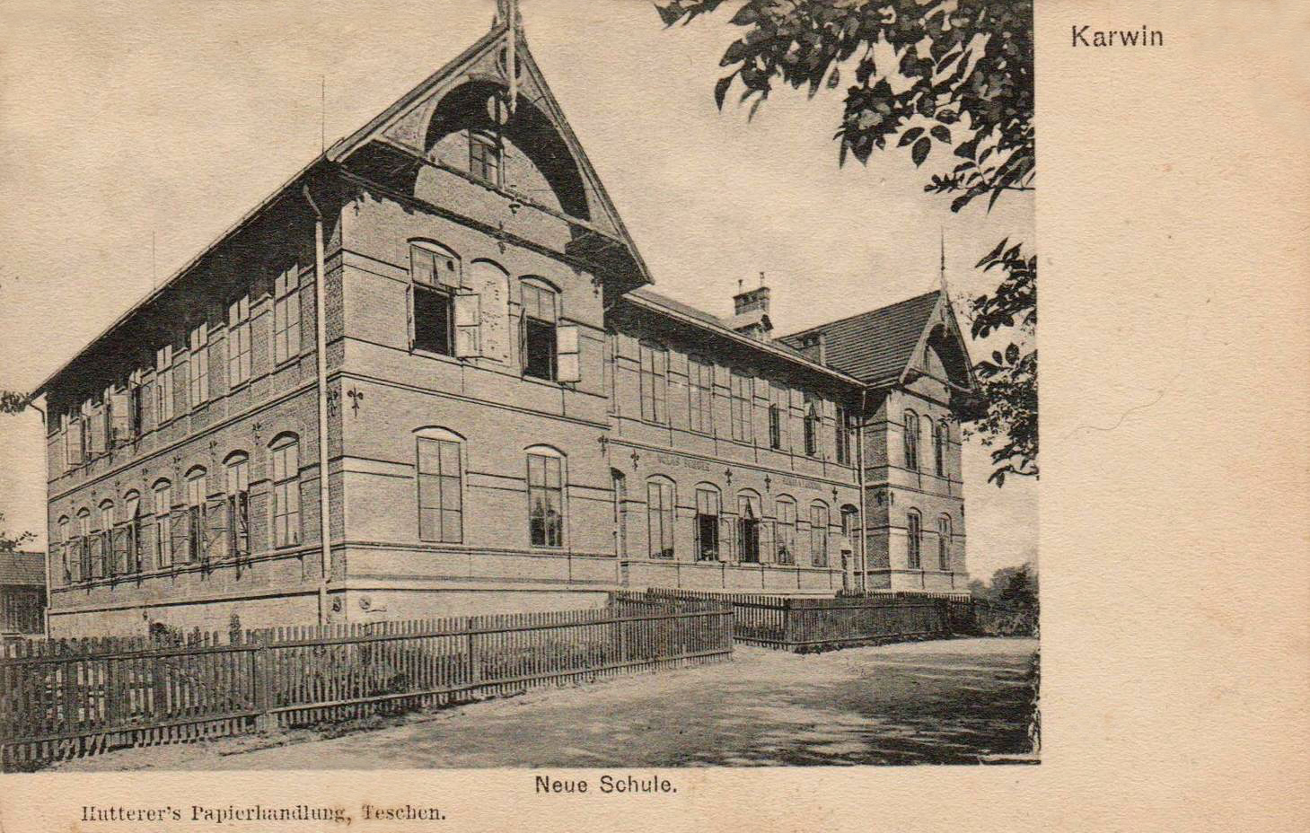 Červená škola čp. 645 na dobové pohlednici z let 1910-1914 (zdroj: fotopolska.eu = klik na obrázek)