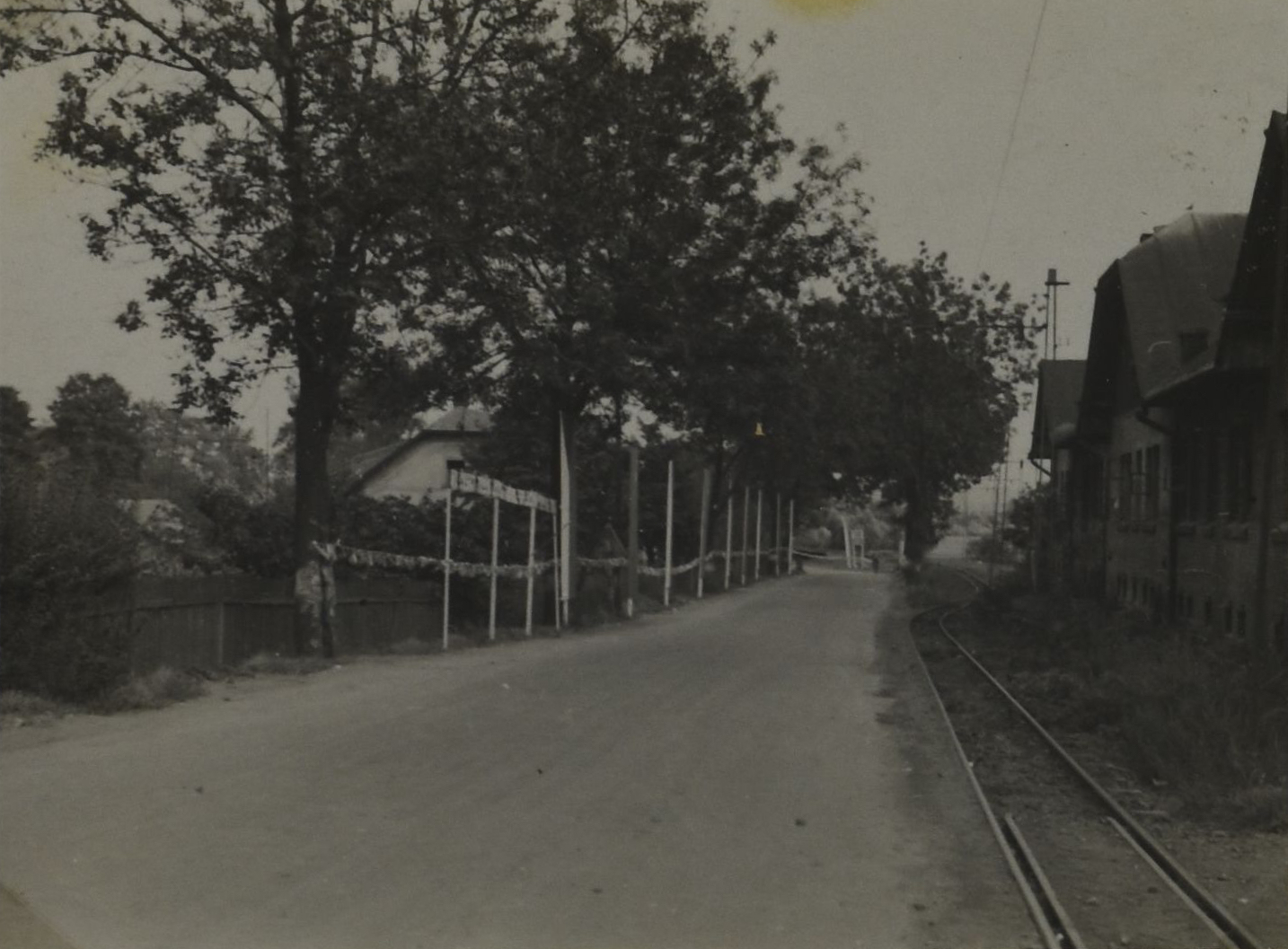 V pravé části fotografie (za tratí lokálky) byty pro zaměstnance pivovaru, tzv. Maštale