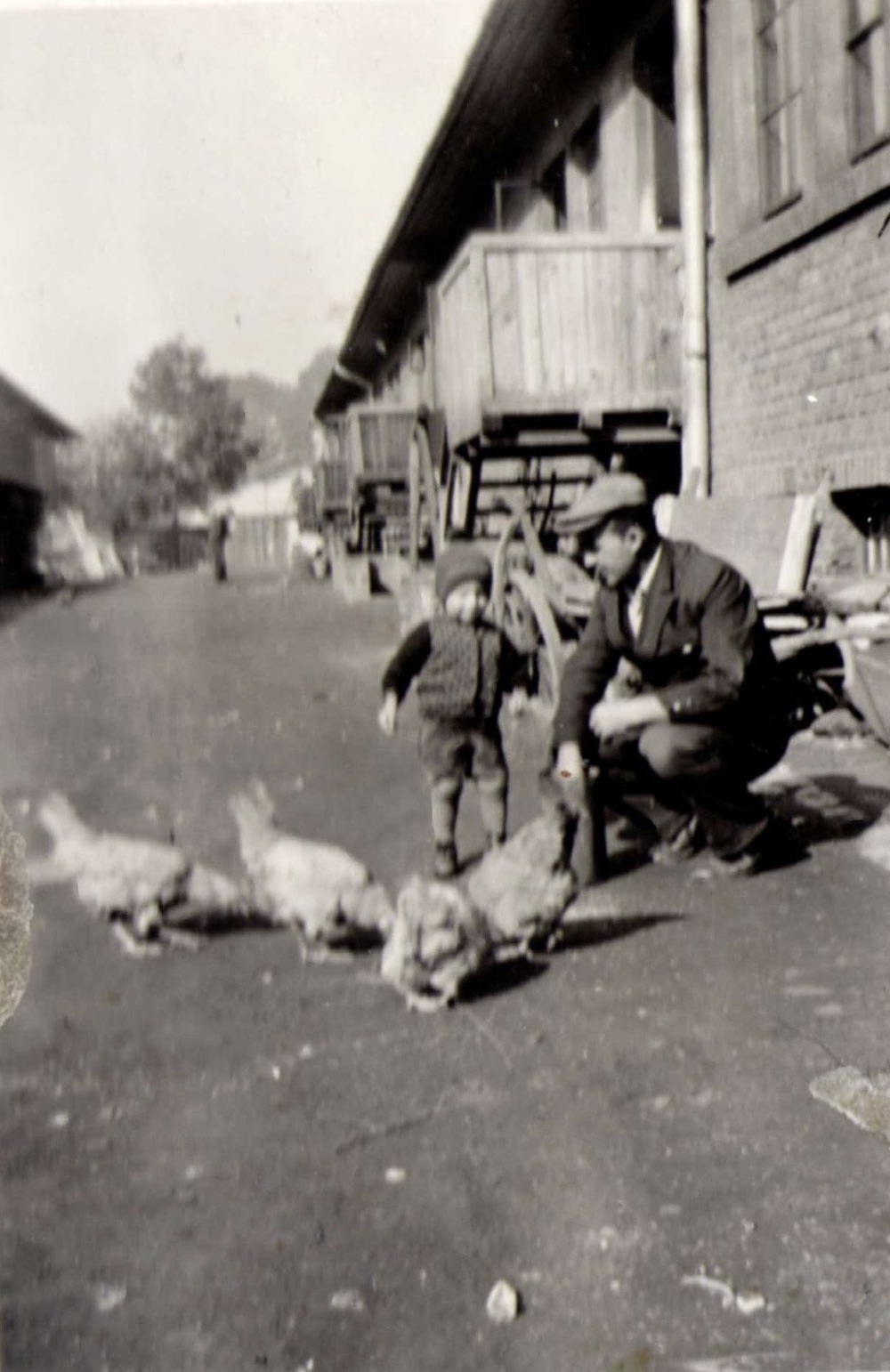 Momentka ze života v domě čp. 65, tzv. maštalích (s laskavým svolením p. Simerské, ze soukromé sbírky)