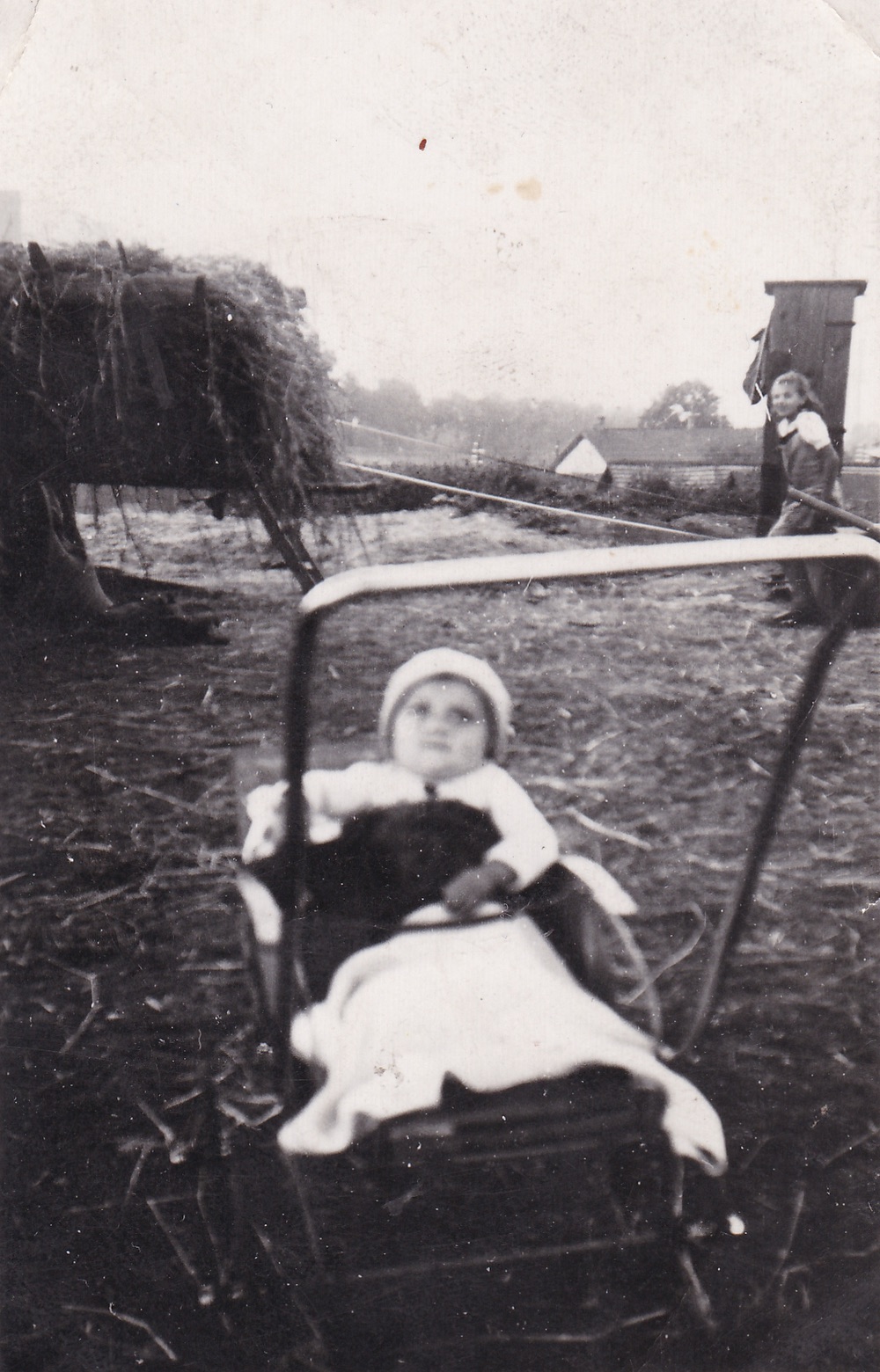 Momentka ze života... Vpravo v pozadí dům čp. 666. Foto z období žní, kdy na toto místo každoročně přijela mlátička a lidé z okolí si, po objednání u pana Ponczy, mohli přivézt a zpracovat vlastní obilí... (S laskavým svolením p. E. Schweserové, z rodinné sbírky)