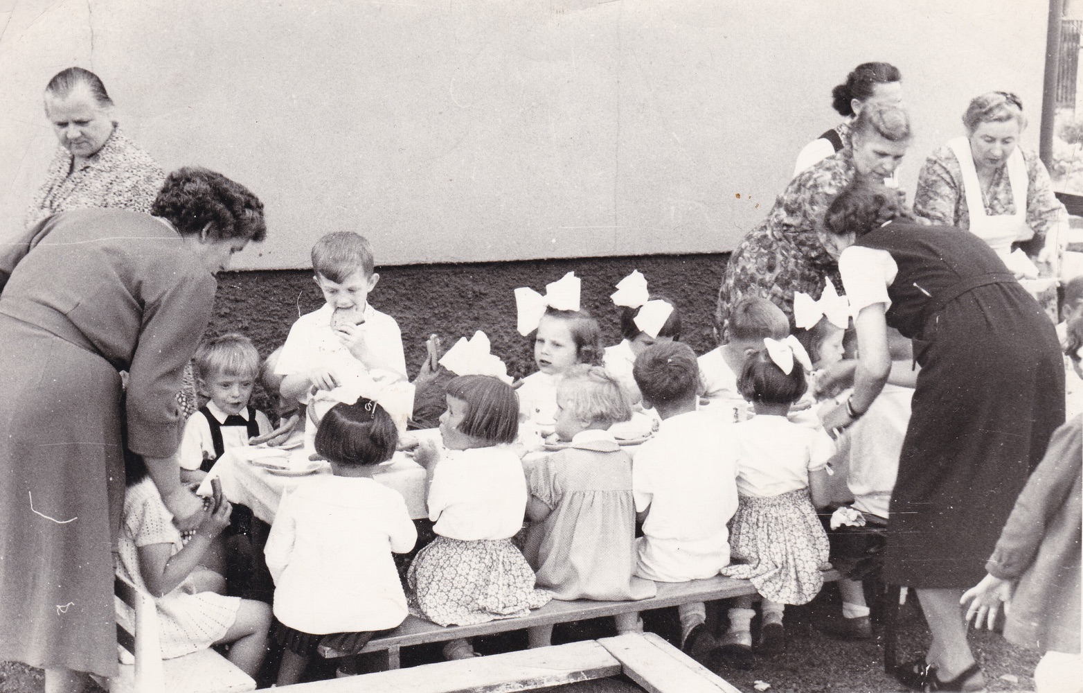 Momentka ze života... Fotografie zachycující provoz mateřské školy čp. 669 (S laskavým svolením p. Eriky Schweserové, ze soukromé sbírky)