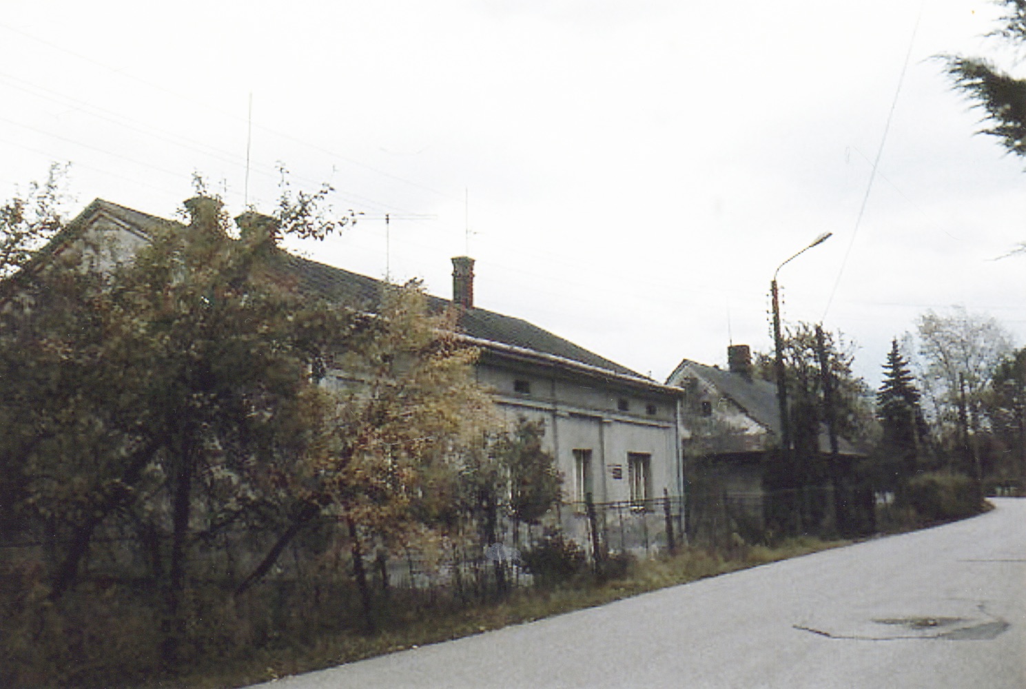 Vlevo dům čp. 673 (Krejčovství Karel Peschke), za ním dům čp. 444. Fotografováno 2.11.1992 (S laskavým svolením autorky p. J. Stellmeierové, ze soukromé sbírky).