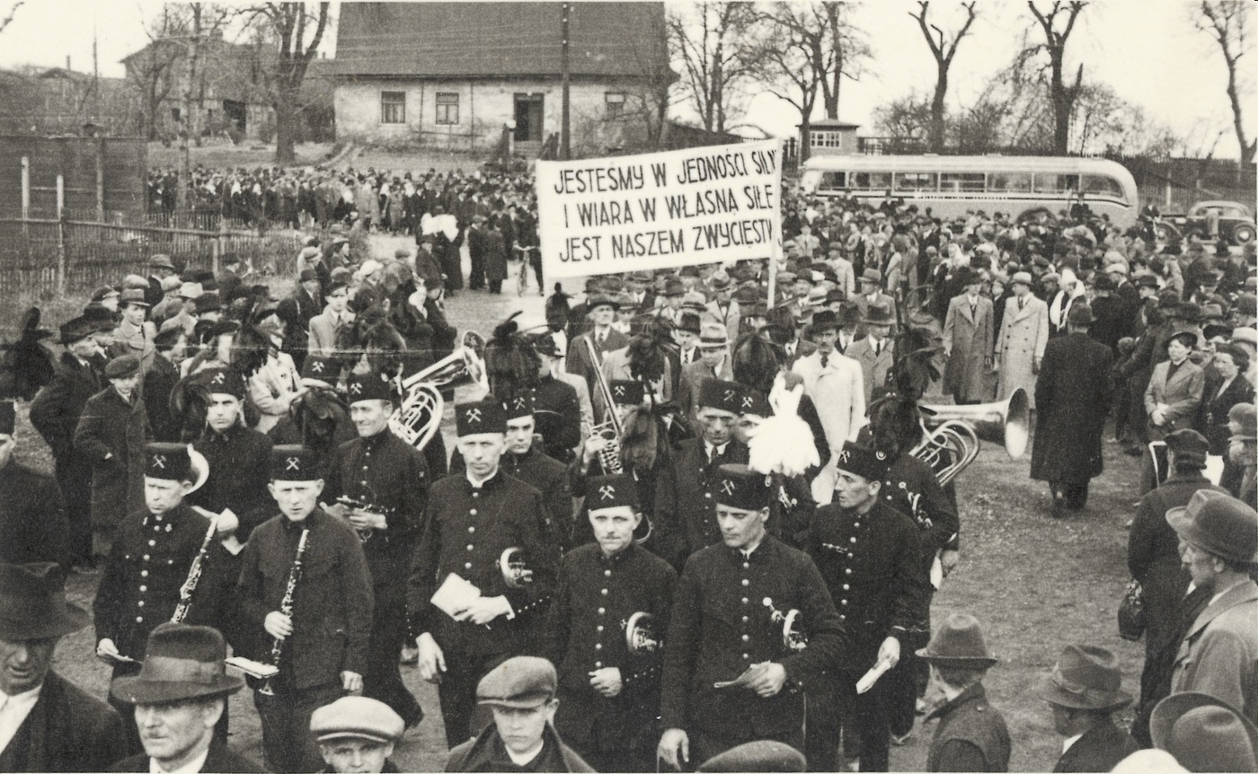 V pozadí dům čp. 68. Průvod míří směrem ke hřišti PKS Polonia. (Identifikace snímku: Jan Polakovič)