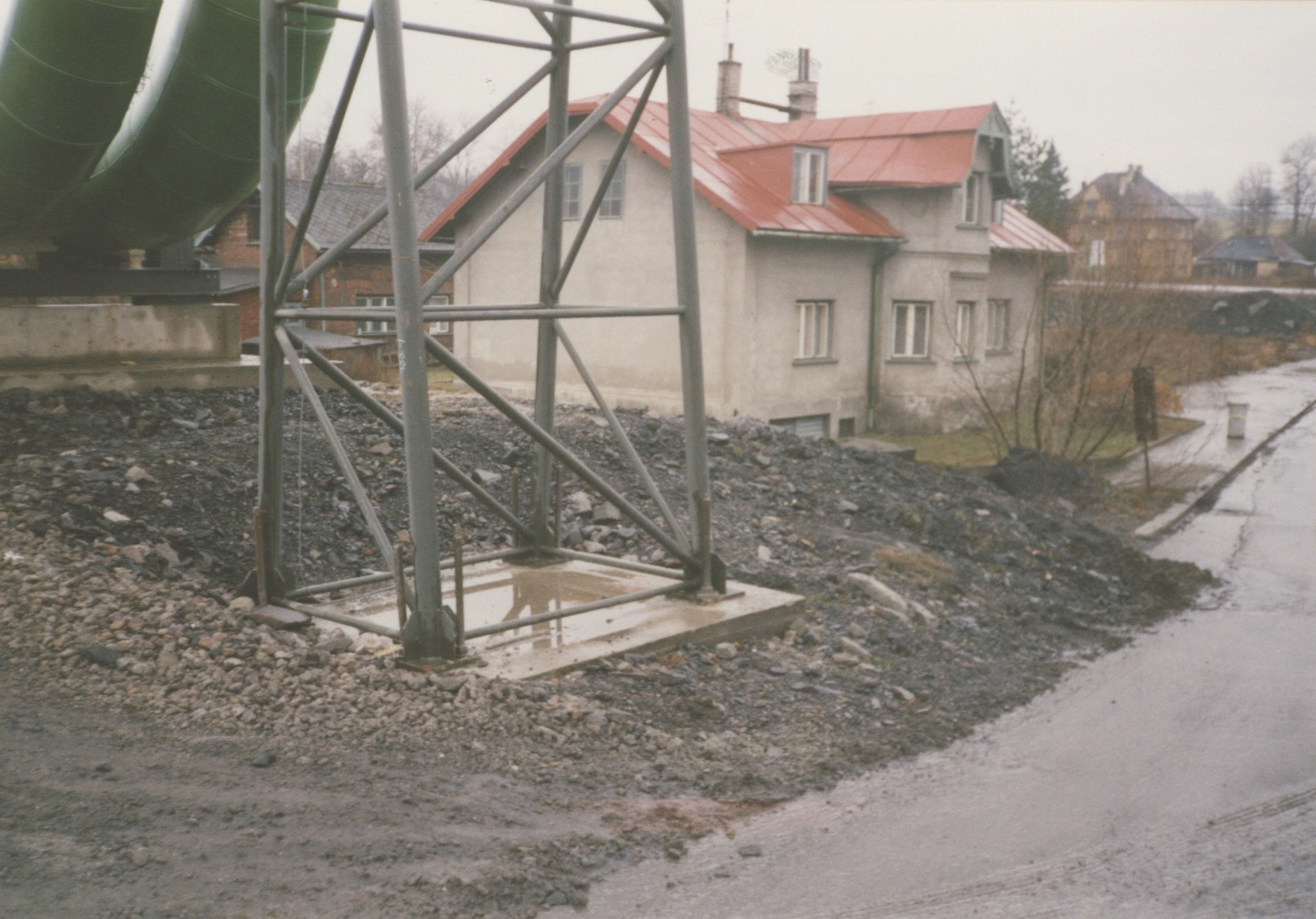 Dům čp. 687 na fotografii z roku 1998. Vlevo za domem část cihlového domu čp. 330.
