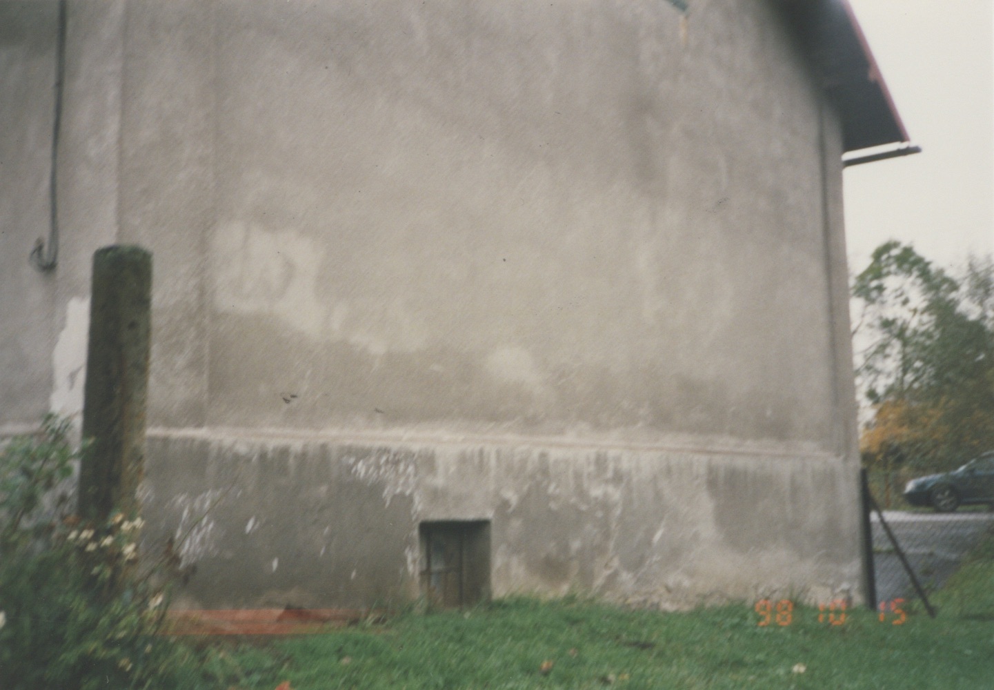 Fotografie z roku 1998 dokumentující stav domu čp. 687