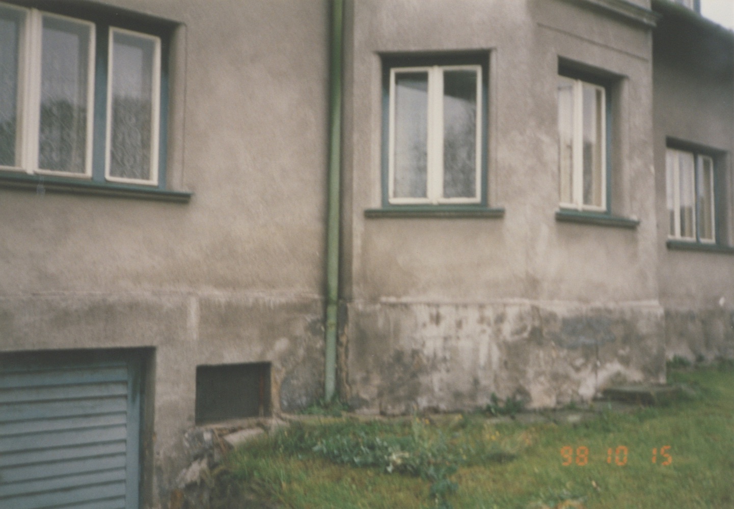 Fotografie z roku 1998 dokumentující stav domu čp. 687