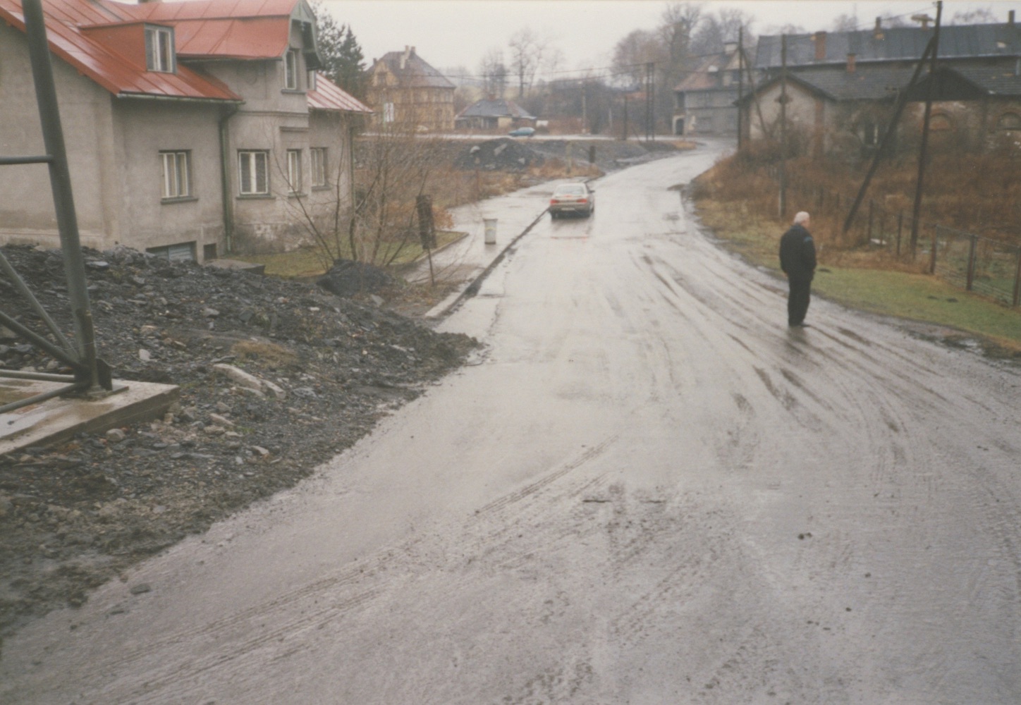 Ulice Kostelní v roce 1998. Vlevo dům čp. 687, vpravo budova čp. 641 (Řeznictví Oczko), v pozadí vily pro Larisch-Mönnichovy úředníky (čp. 1412 a čp. 1422)