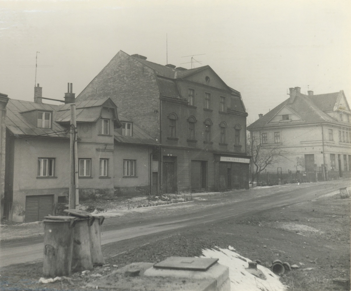Uprostřed dům čp. 787, vlevo dům čp. 687 (Elektro Szczyrba) a vpravo část domu čp. 1554 (Kavárna Böhm). Fotografie z dubna 1976