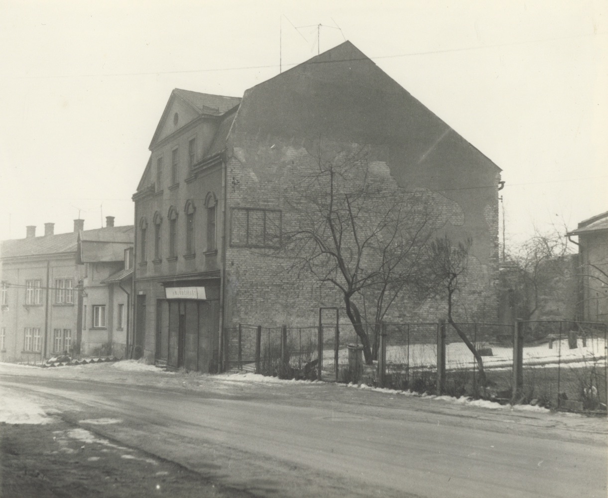 V popředí dům čp. 787, za ním vikýř domu čp. 687 (Elektro Szczyrba) a vzadu část budovy čp. 692 (Četnická stanice, Polská knihovna a čítárna ). Fotografie z dubna 1976