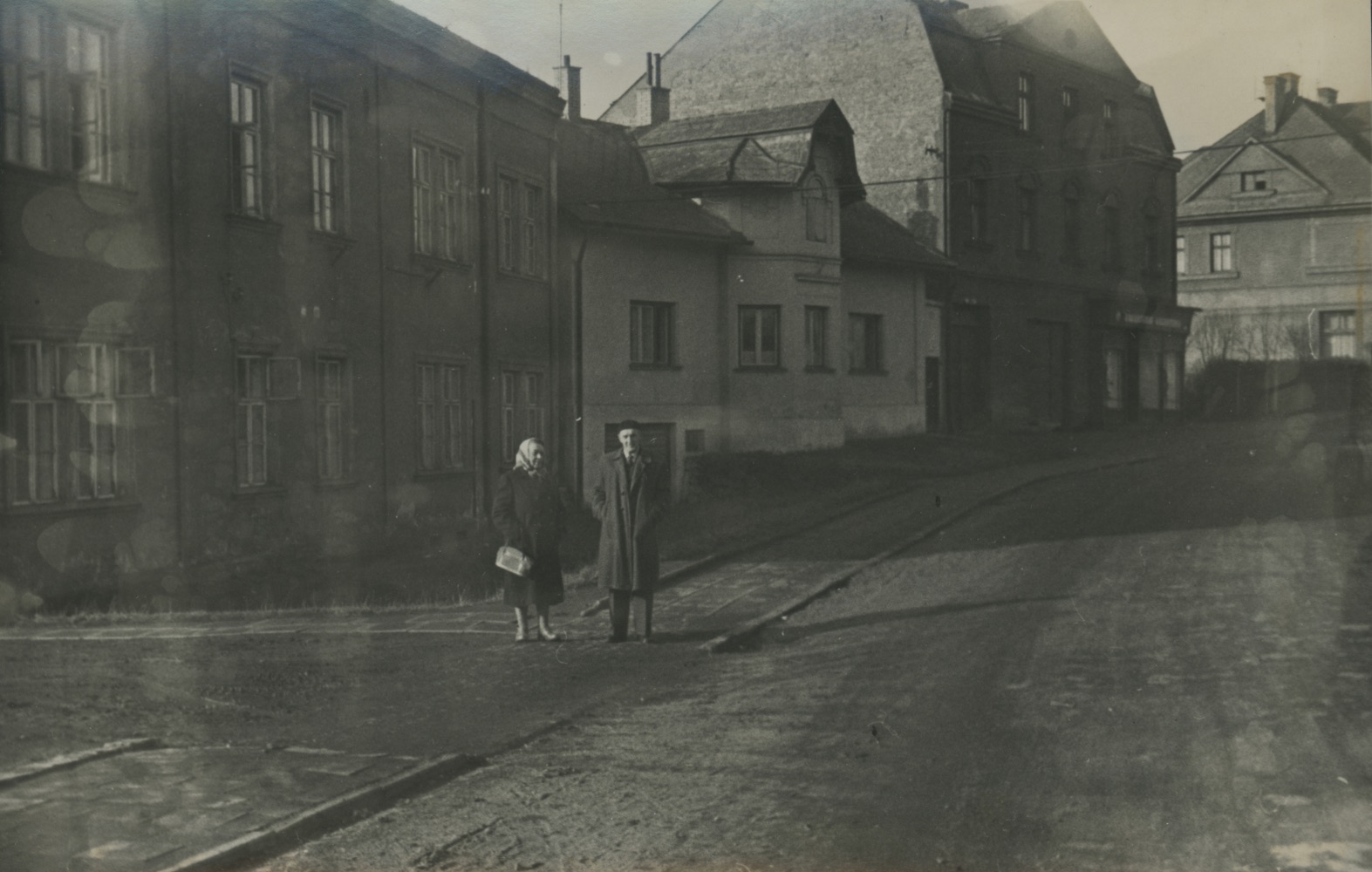 Vlevo dům čp. 692 (Četnická stanice), uprostřed dům čp. 687 (Elektro Szczyrba) a následně dům čp. 787 a část domu čp. 1554 (Sbírka Józefa Chmiela)