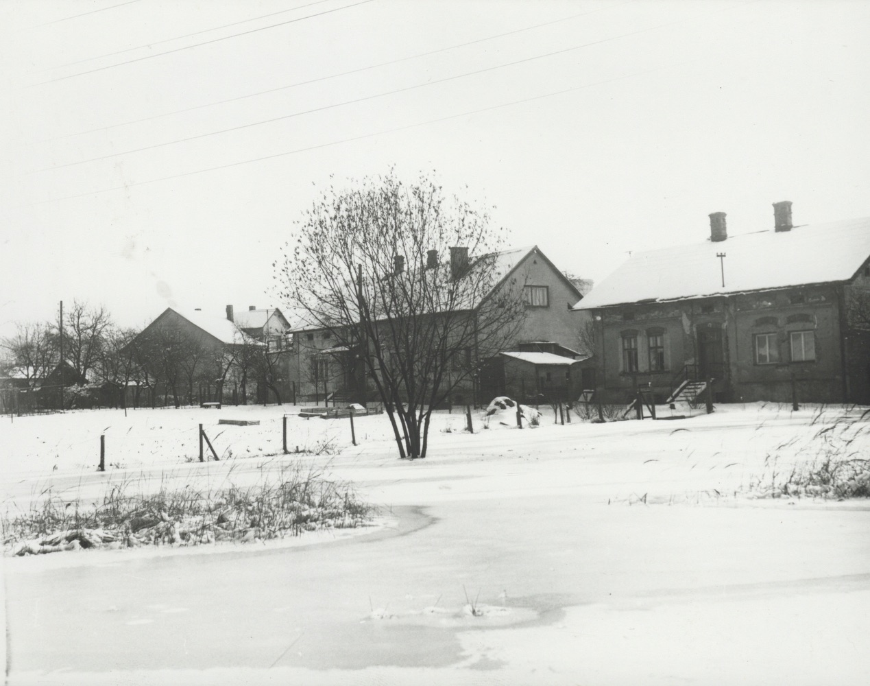 Zprava dům čp. 702, uprostřed dům čp. 701 a vzadu část domu čp. 522 (fotografie z roku 1975)