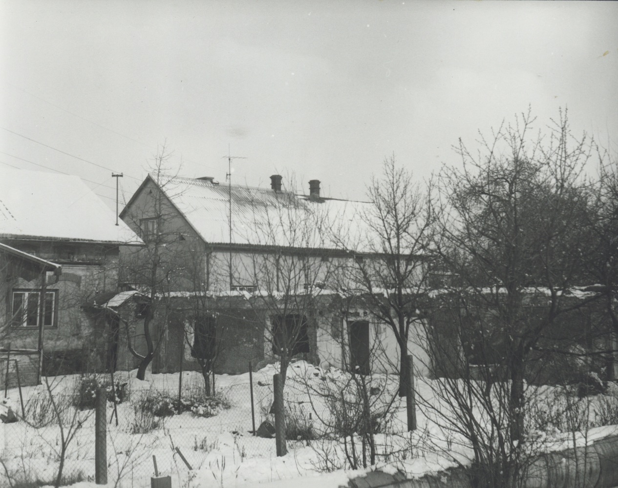 Vlevo část domu čp. 702, uprostřed pozůstatky domu čp. 296, za nimi pak dům čp. 701 (fotografie z roku 1975)