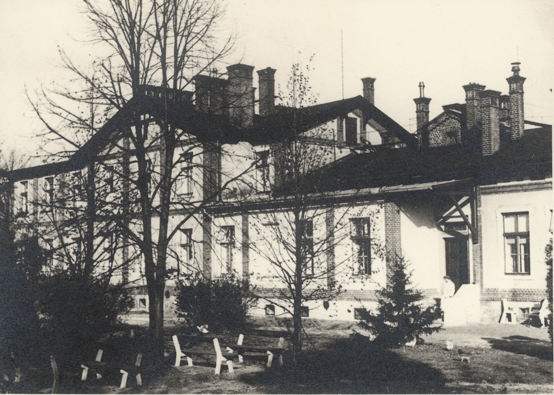 Závodní nemocnice obou karvinských těžařstev byla vybudována v roce 1897. V čele nemocnice stál osvědčený chirurg MUDr. Bayer. V této nemocnici byli ošetřováni horníci a jejich rodiny při nemoci nebo po úraze.