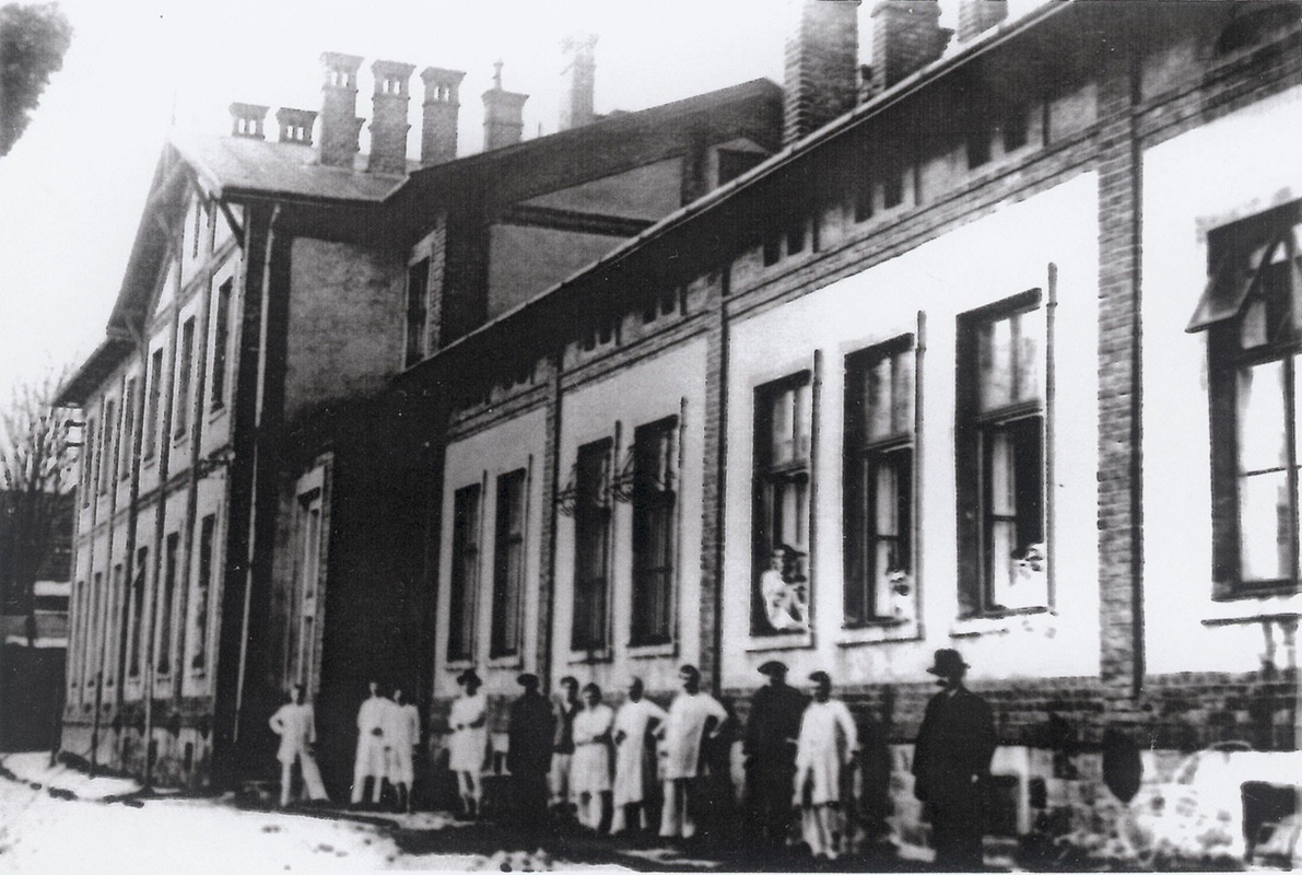 Závodní nemocnice obou karvinských těžařstev byla vybudována v roce 1897. V čele nemocnice stál osvědčený chirurg MUDr. Bayer. V této nemocnici byli ošetřováni horníci a jejich rodiny při nemoci nebo po úraze.