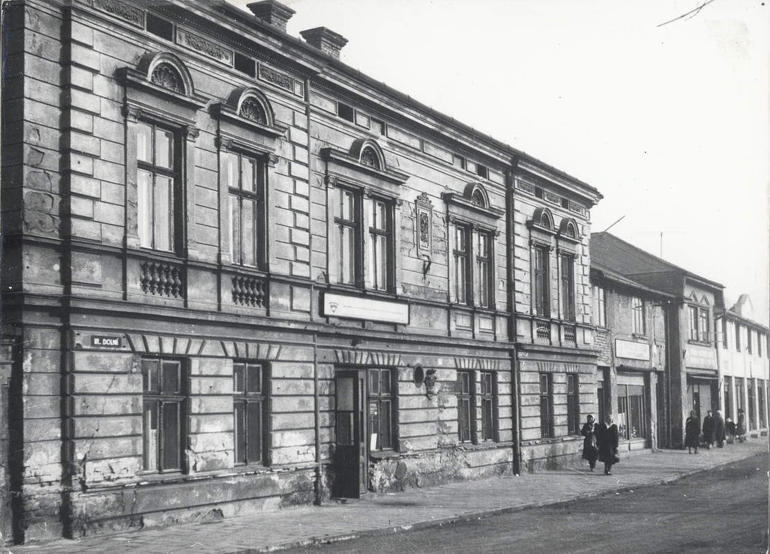 Komplex Zlatník (zleva dům čp. 708, následuje dům čp. 1471 a čp. 1470) - restaurace, nábytek Otto Wechsberg, cukrárna Gilka, holičství Pětrášek. Hugo Zlatník, stavební podnikatel
