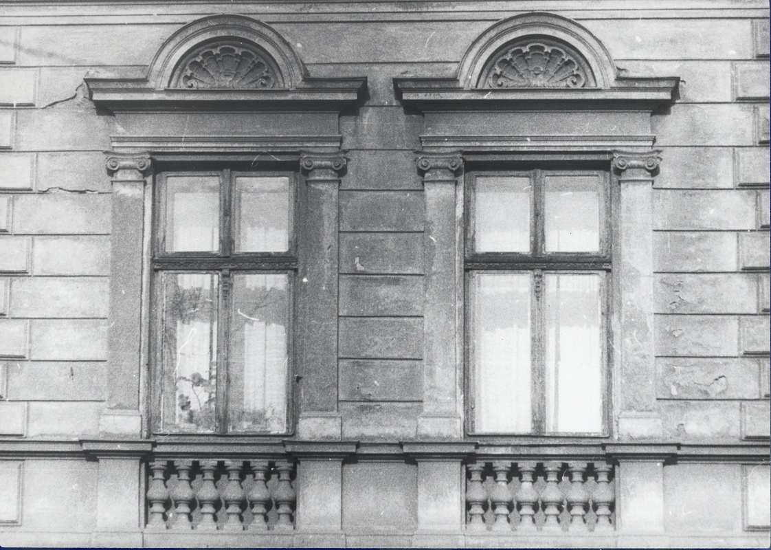 Štuková výzdoba na fasádě domu č.p. 708, patřící stavebnímu podnikateli Hugo Zlatníkovi (komplex Zlatník) v Karvinné