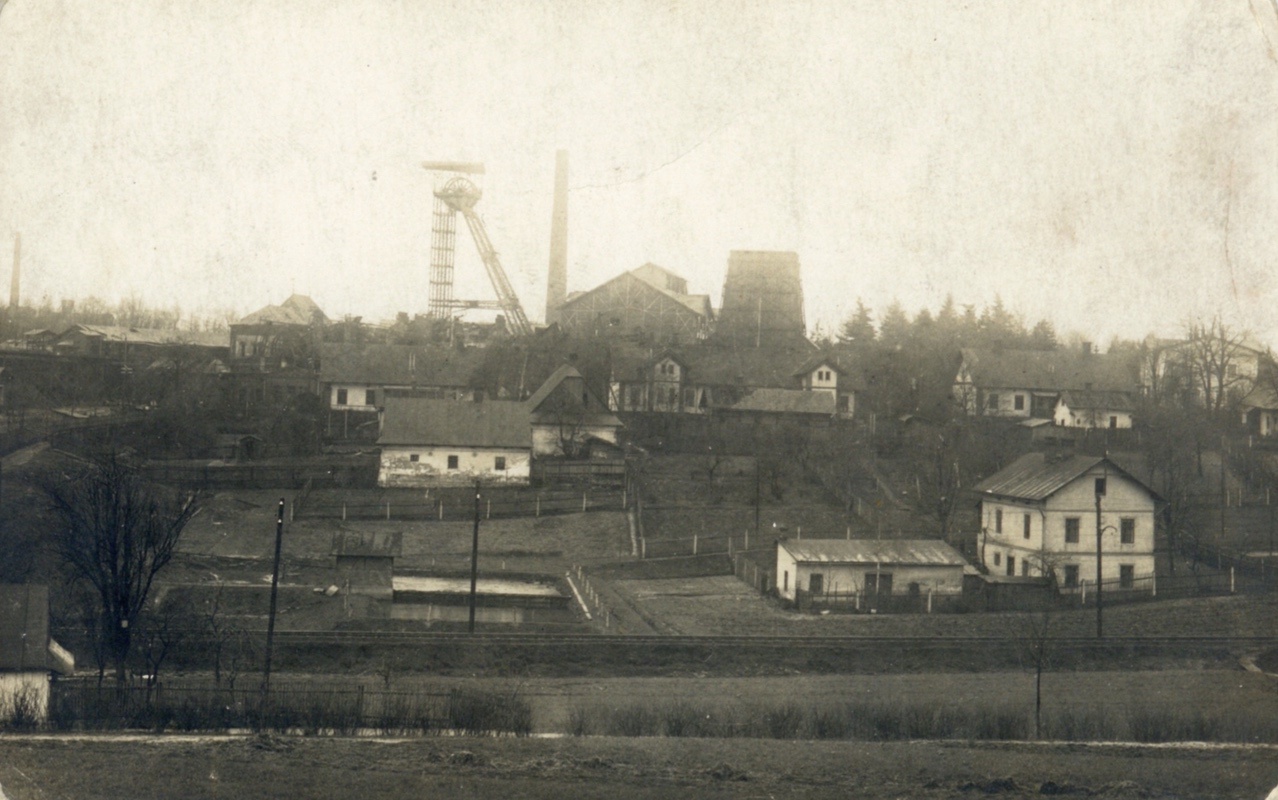 Pohled na důl Gabriela ze severní strany. V levém dolním rohu je vidět část domu čp. 76, pod těžní věží (blíže k fotografovi) dva domy do písmene L: čp. 130 a čp. 57. Pod chladící věží pak dům se dvěma vikýři na ul. Řemeslnická čp. 317, vedle něj napravo čp. 636 a boční štít domu čp. 124. Vpravo v popředí je dům čp. 712 a tramvajové koleje.