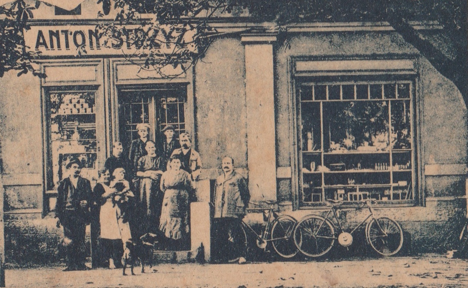 Obchod smíšeným zbožím Antonín Stryź, čp. 716 (S laskavým svolením p. Jana Polakoviče, ze soukromé sbírky)