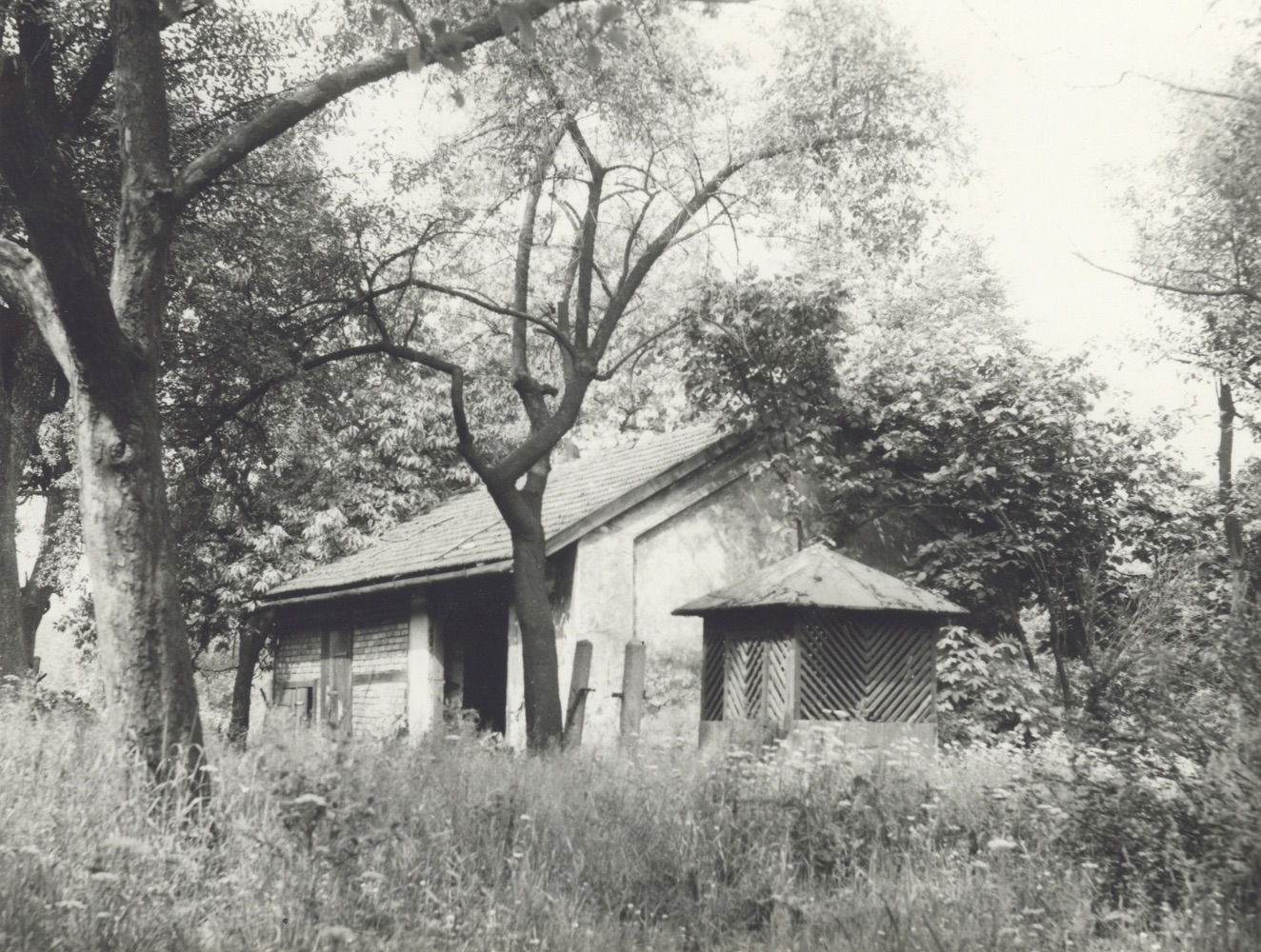 Hospodářská budova u domu čp. 723 na fotografii z roku 1975
