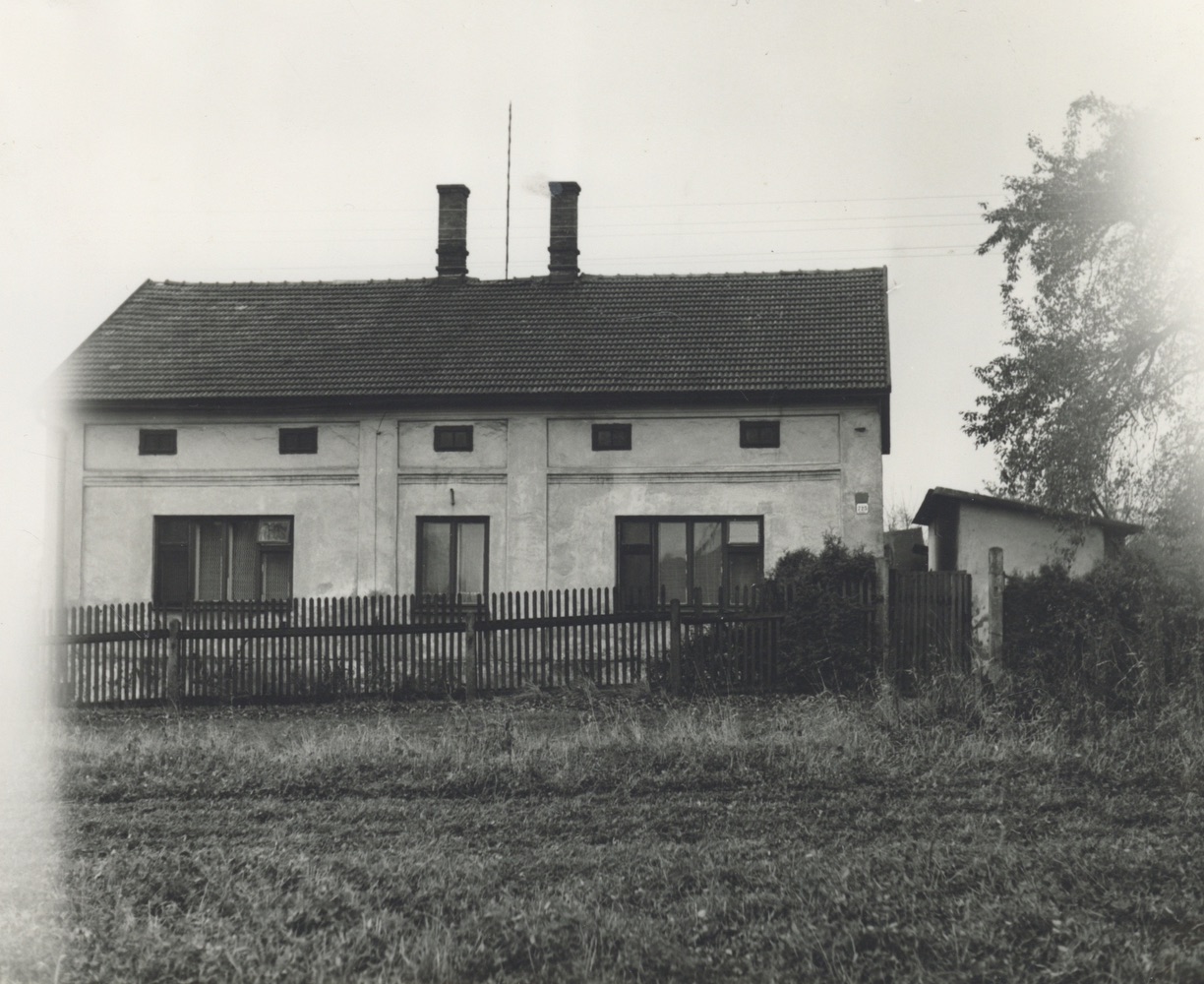 Dům čp. 725 (Zahradnictví Jindřich Kubienka) na fotografii z roku 1975