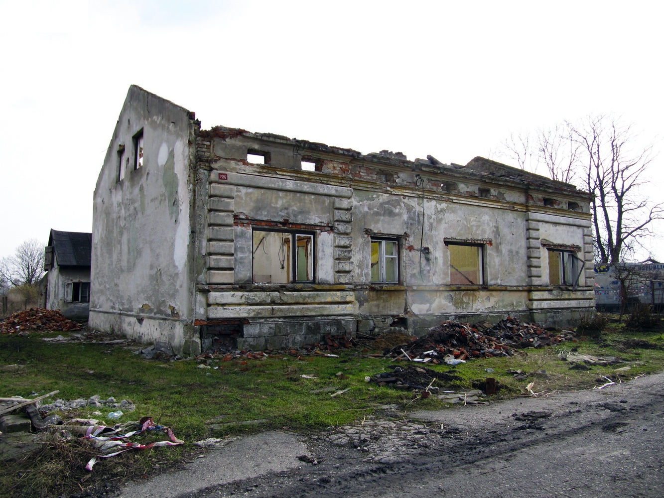 Pozůstatky domu čp. 726. Fotografováno v březnu 2015, v témže roce proběhla demolice (s laskavým svolením p. J. Polakoviče).