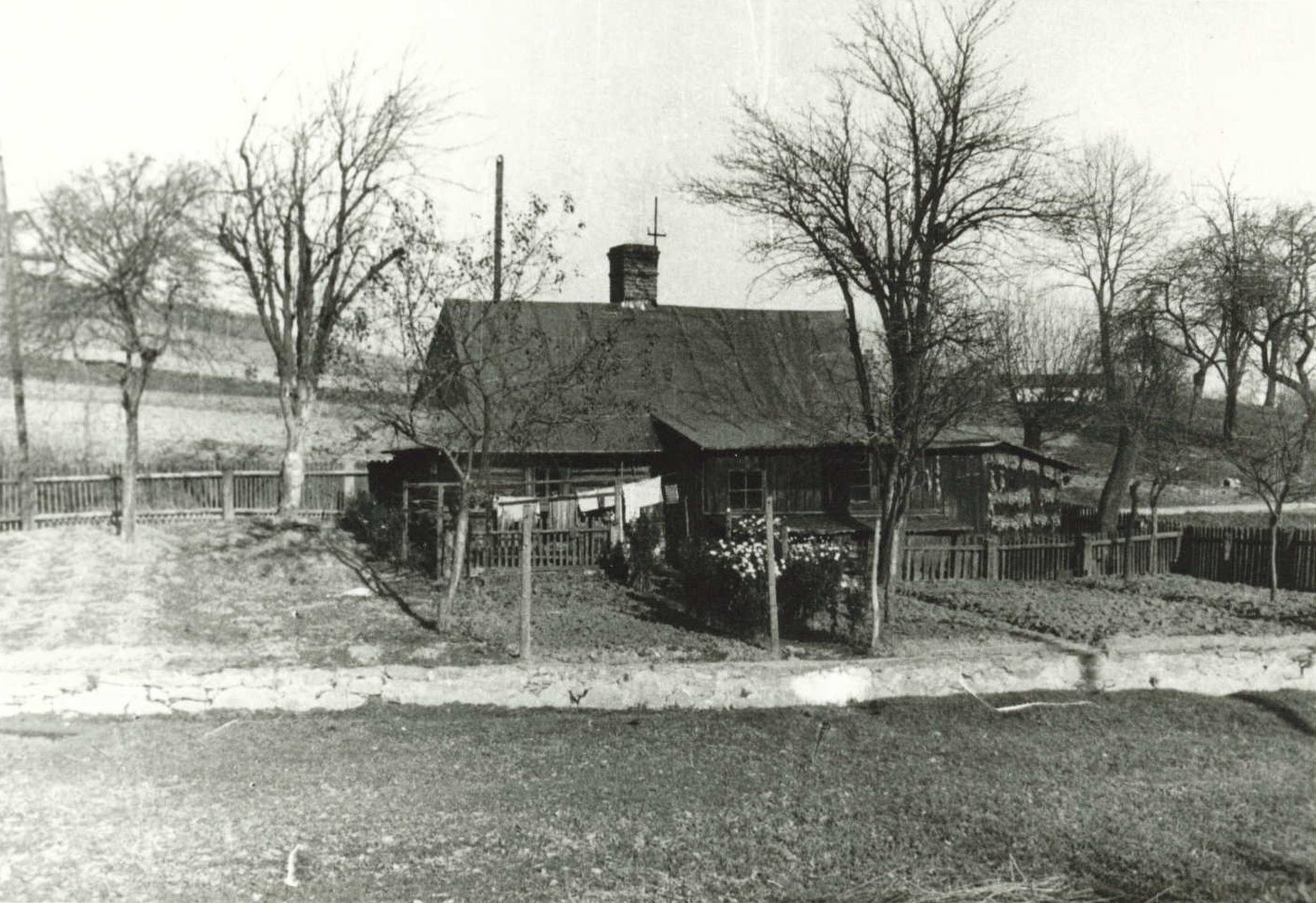 Pohled z tělesa MDOK na lokalitu na ulici Lelkova (Dolní, Rudé armády). V popředí dům čp. 76 před svou totální zkázou… V levé horní části stodola u čp. 9. V pozadí pak policejní stanice čp. 692 na ul. Kostelní. Varianta s vyznačenými čísly popisnými na následujícím snímku… (Identifikace a označení objektů: Petr Bindač)
