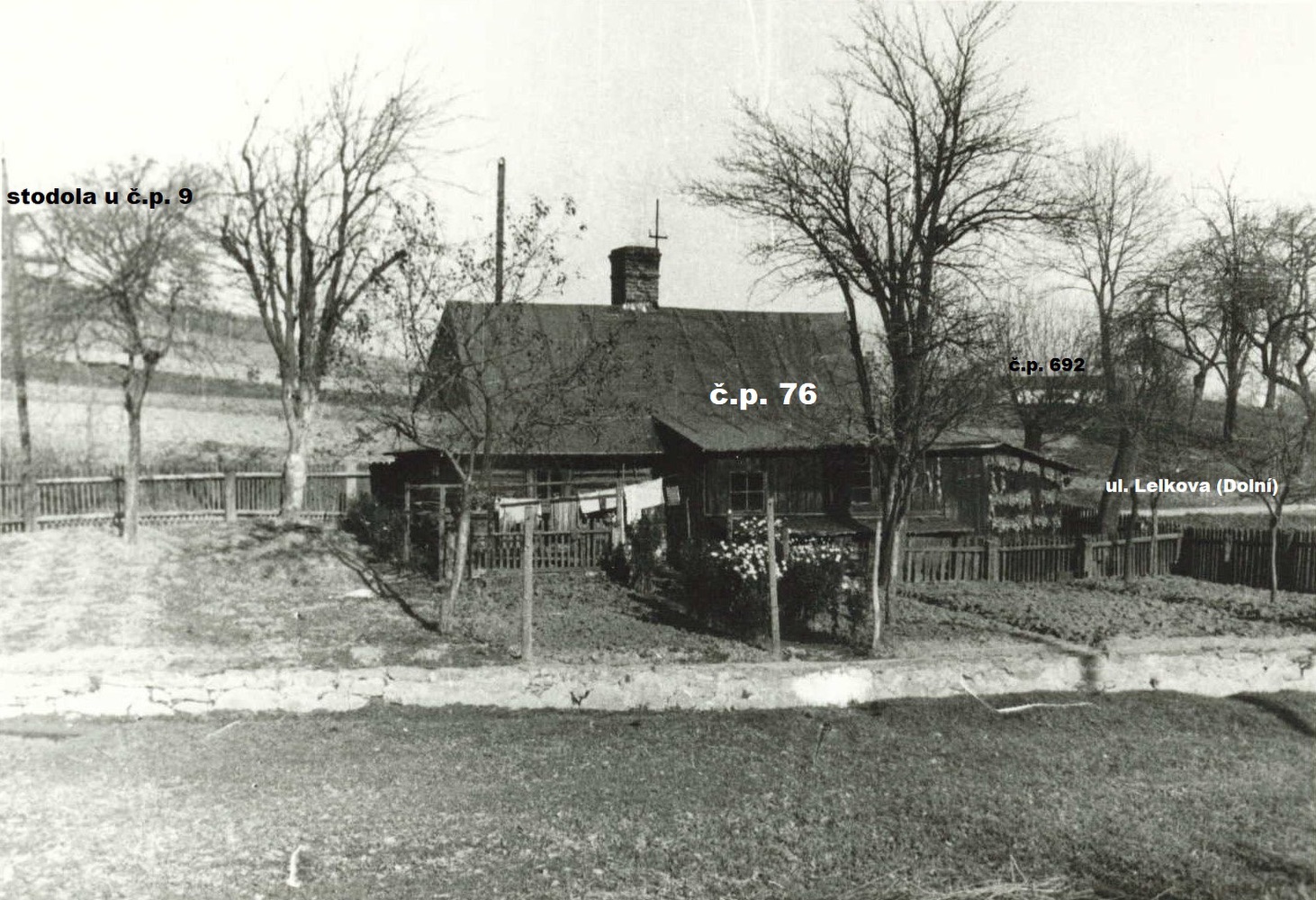 Pohled z tělesa MDOK na lokalitu na ulici Lelkova (Dolní, Rudé armády). V popředí dům čp. 76 před svou totální zkázou… V levé horní části stodola u čp. 9. V pozadí pak policejní stanice čp. 692 na ul. Kostelní. (Identifikace a označení objektů: Petr Bindač)