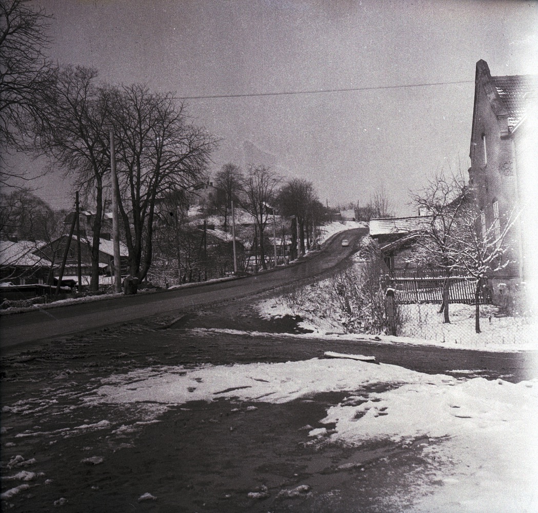 Ulice Doubravská (Bezručova). Zleva část domu čp. 765, za ním pak dům čp. 766 a čp. 768. Vpravo průčelí Učitelského domu na Hranicích čp. 947.