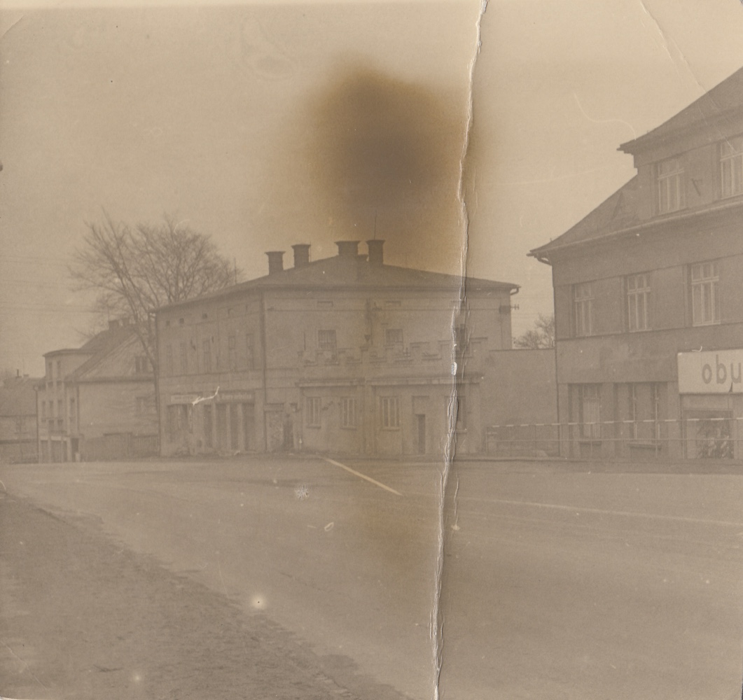 Zprava doleva: část domu čp. 1673 (Prodejna obuvi Baťa), dům čp. 1196 (Centralne Stowarzyszenie Spożywcze dla Śląska w Łazach (filia 24), dům čp. 8 (Drogerie Matiasowitz) a dům čp. 1691 (Drogerie a Dr. Pazdziora). Se svolením p. Vladislava O., ze soukromé sbírky.