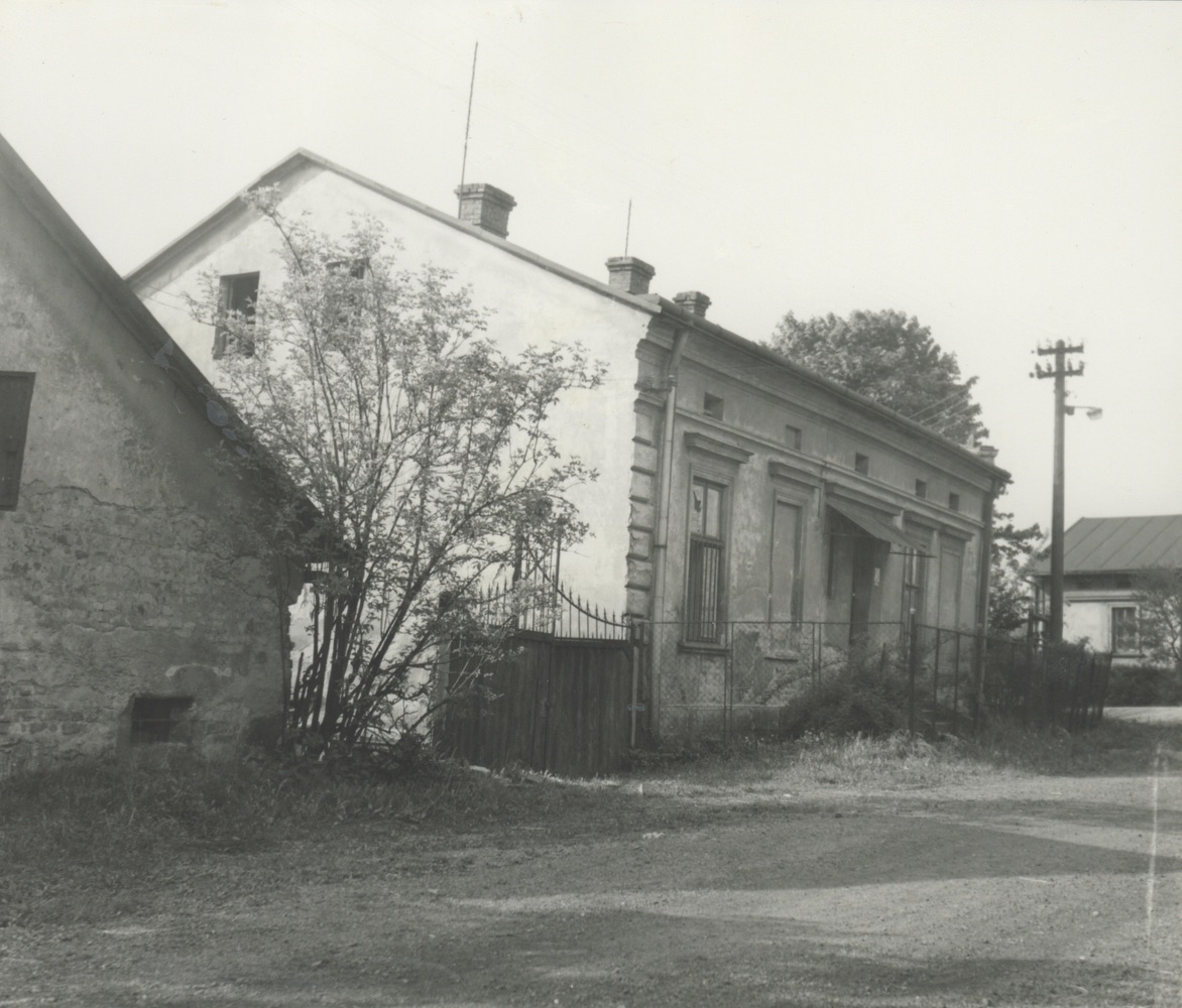 Restaurace Otipka (čp. 811) na fotografii z roku 1973 (Tato obytná část byla v roce 1962 z celého komplexu oddělena a bylo ji přiděleno čp. 844. Majitelkou byla p. Olga Sittková)