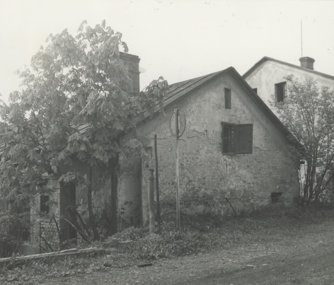 Restaurace Otipka (čp. 811) na fotografii z roku 1973 (Tato obytná část byla v roce 1962 z celého komplexu oddělena a bylo ji přiděleno čp. 844. Majitelkou byla p. Olga Sittková)