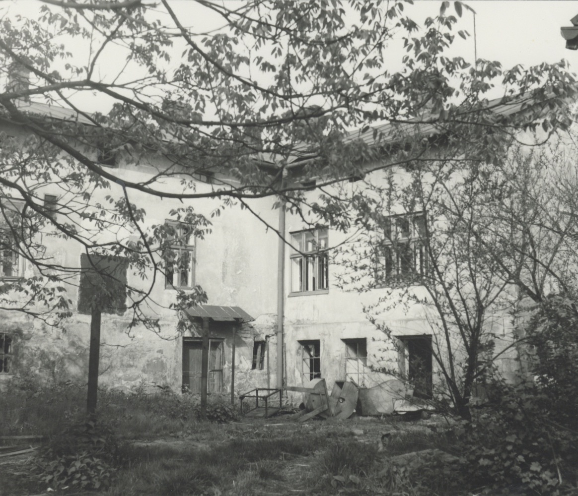Restaurace Otipka (čp. 811) na fotografii z roku 1973 (Tato obytná část byla v roce 1962 z celého komplexu oddělena a bylo ji přiděleno čp. 845. Majitelkou byla p. Jindřiška Sznapková - Urbanczyková)