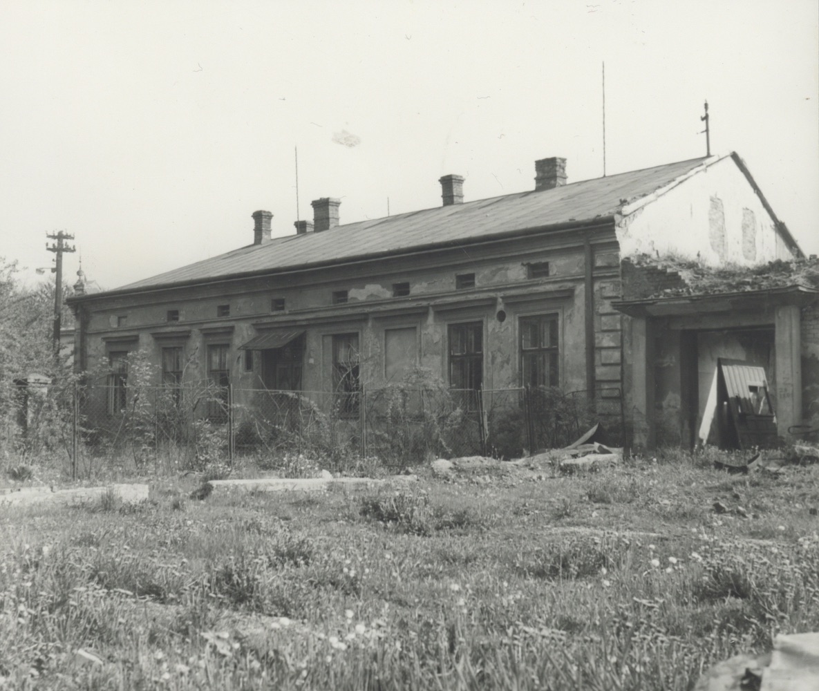 Restaurace Otipka (čp. 811) na fotografii z roku 1973 (Tato obytná část byla v roce 1962 z celého komplexu oddělena a bylo ji přiděleno čp. 845. Majitelkou byla p. Jindřiška Sznapková - Urbanczyková)