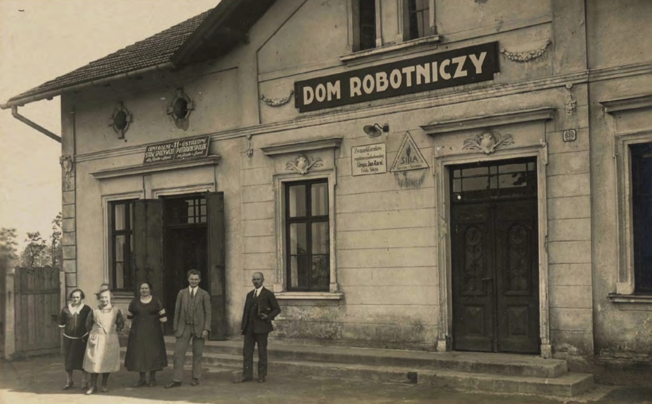 Dělnický dům na Sovinci (přibližně v roce 1930). V budově Dělnického domu se nacházela prodejna č. 11 Ústředního potravního spolku pro Slezsko v Lazech, sídlo zde měla pobočka Svazu horníků v Československu a také Polský dělnický spolek osvětově tělovýchovný Siła v Karviné-Sovinci.