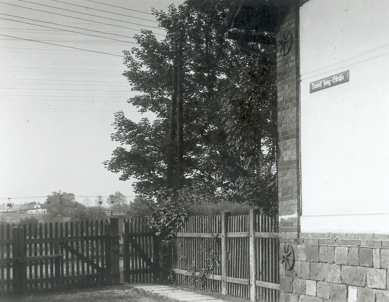 Roh domu čp. 839 na ulici Slezská (Frýdecká). V pozadí za lanovkou (Gabriela - ÚZK) bílá budova na horizontu: čp. 376.