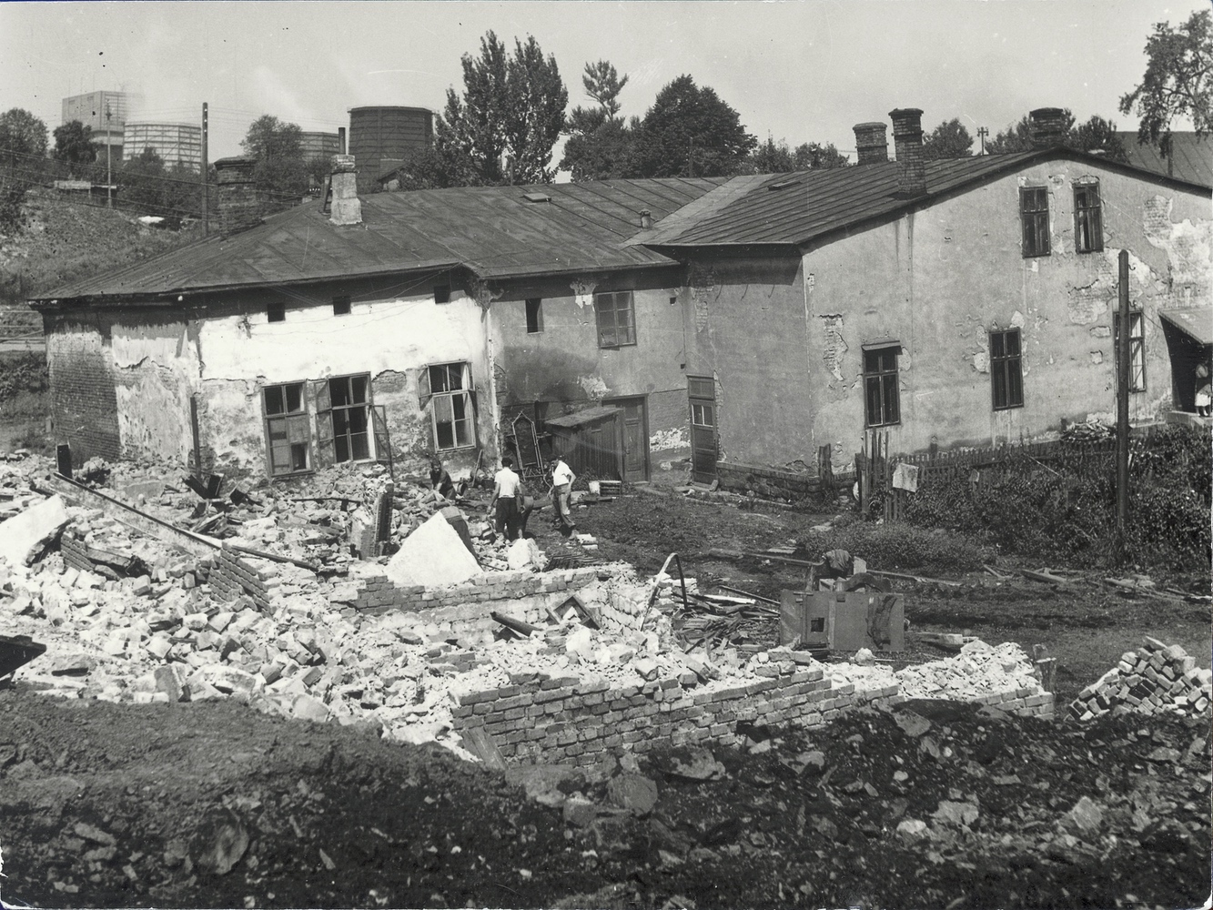 Demolice domu čp. 84 (Řeznictví Folwarczny). Fotografie: Jindřich Minol, 1959
