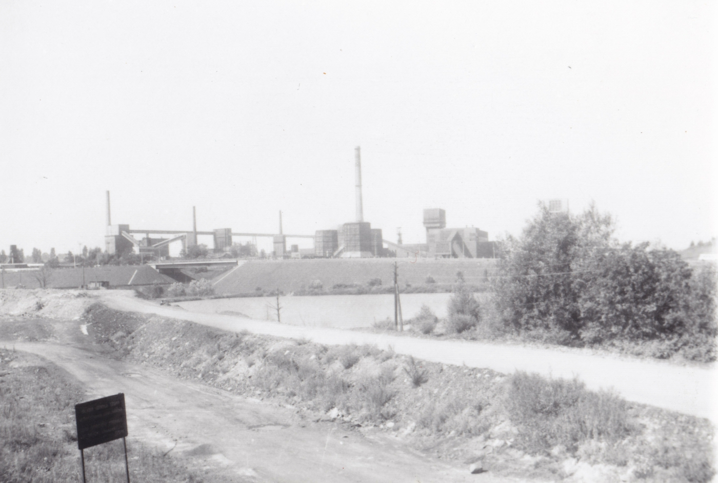 Pohled na důl ČSA. Vlevo, pod úrovní silničního mostu, budova čp. 84 (Řeznictví Folwarczny).