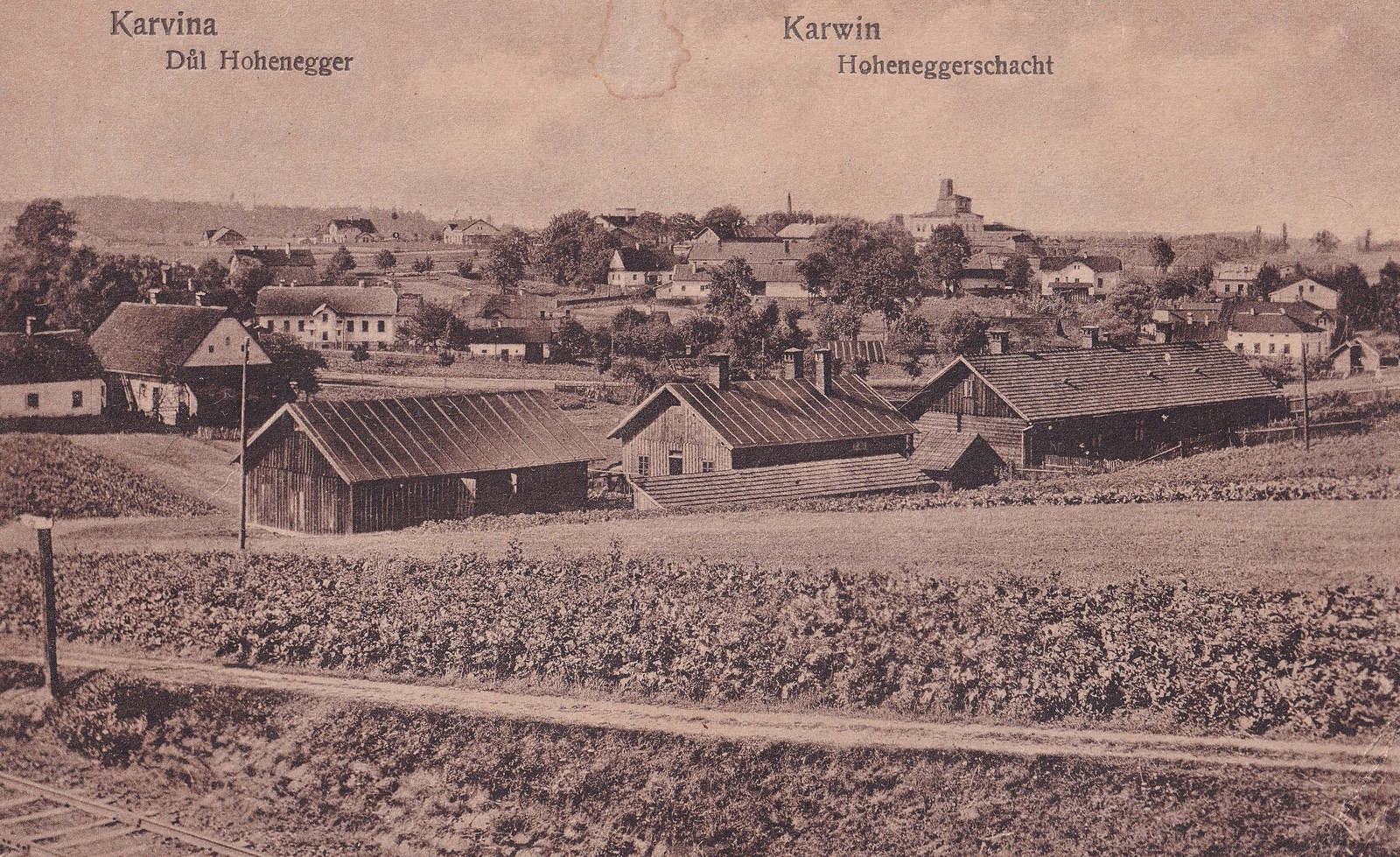 Pohled od ul. České směrem na Havlíčkovu ulici. V popředí tři domy na odnoži ul. Příkré (zleva doprava): čp. 842, čp. 841 a čp. 517 (s laskavým svolením p. Petra Cieślara, ze soukromé sbírky). Varianta s označením čísly popisnými na následujícím snímku...