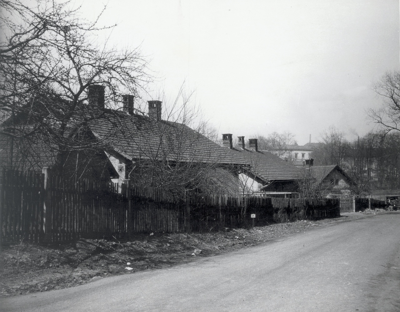 Slezská (Frýdecká) ulice naproti restaurace Jan Kotlarski (čp. 315). Domy čp. 437, 844 a 402 (přibližně 1950).