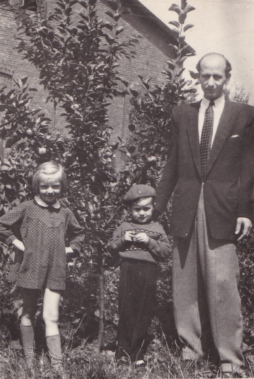 Momentka ze života... V pozadí štít domu čp. 846. Fotografováno ze zahrady domu čp. 828. (S laskavým svolením p. Miluše Wasilové, ze soukromé sbírky. Snímek poskytl spolek Stará Karviná.)