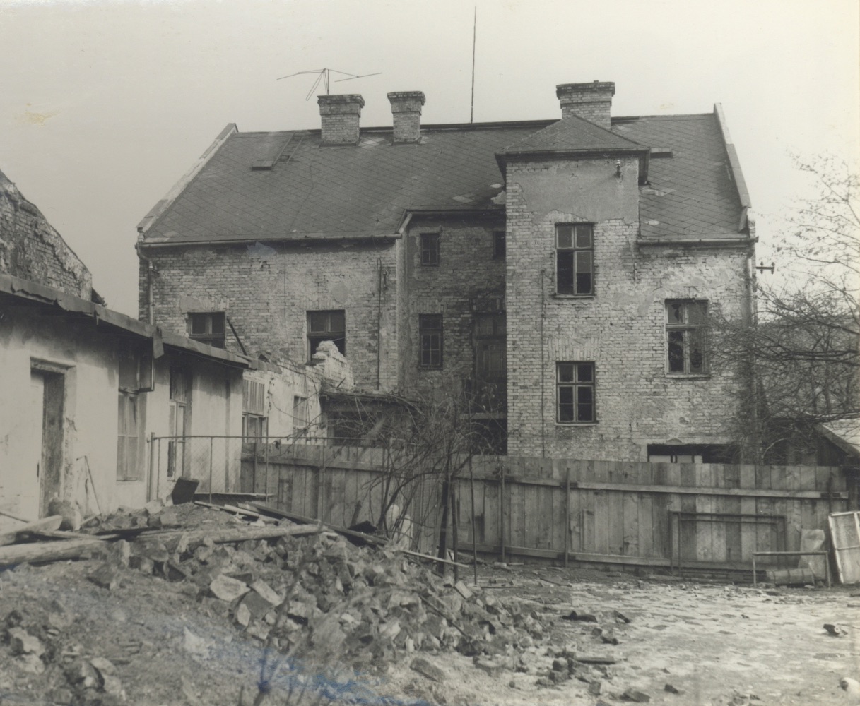 Zadní část domu čp. 787, vlevo pozůstatky budovy čp. 854. Fotografie z dubna 1976