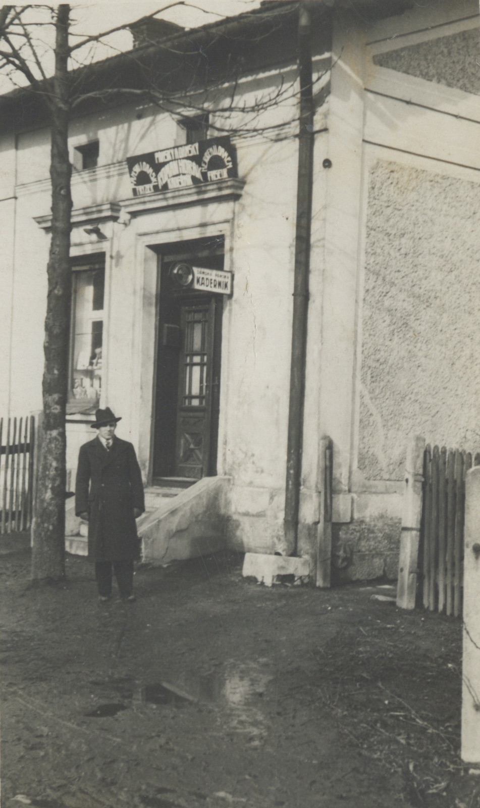 Holičství a kadeřnictví Roman Horák (do roku 1936) v domě čp. 861 (S laskavým svolením p. M. Dworokové, ze soukromé sbírky)