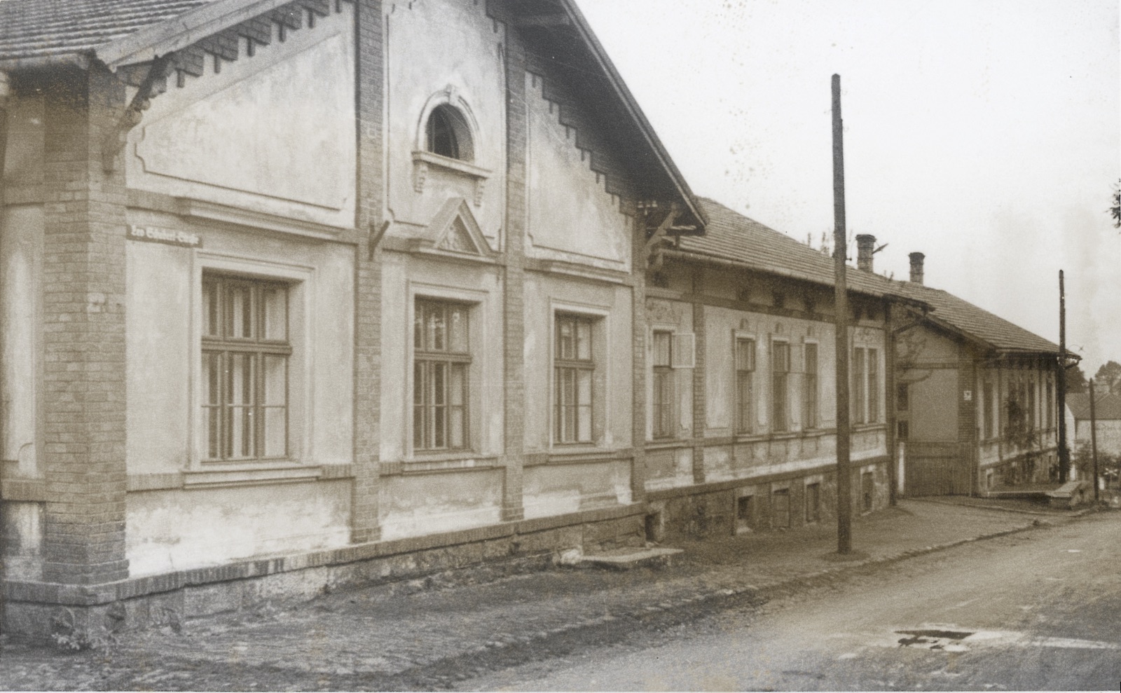 Původní obchodní dům Rudolf Žižka (čp. 885), za ním dům čp. 886