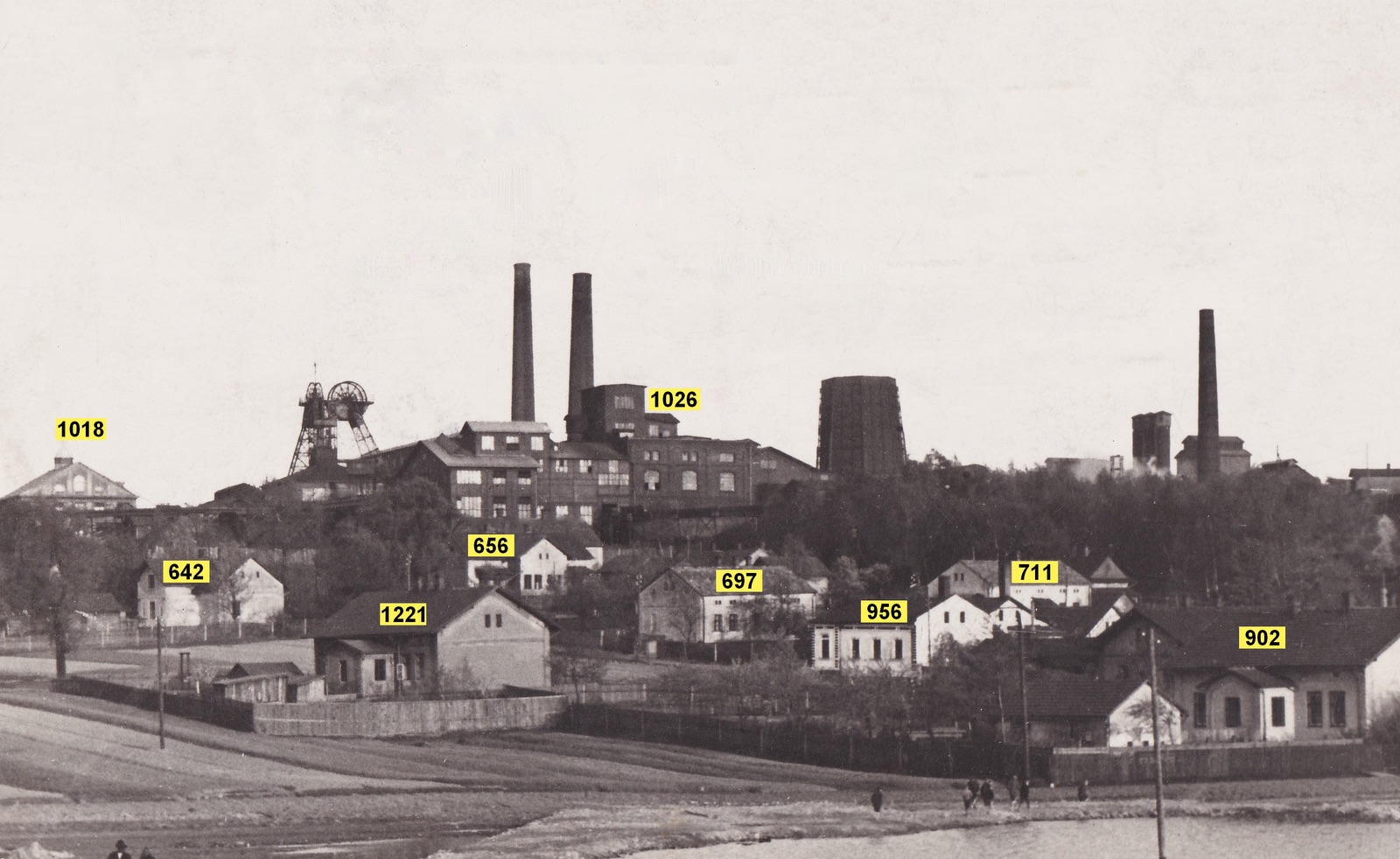 Domy v okolí Pekařství Zawila (čp. 956) na ulici Třanovského, v pozadí důl Hohenegger. Varianta bez vyznačených čísel popisných na následujícím snímku... (S laskavým svolením p. Jana Polakoviče, ze sbírky po p. Jindřichu Wernerovi)